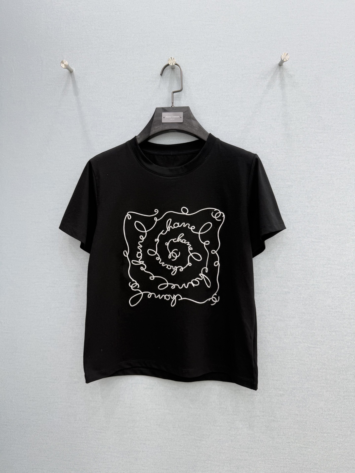 🛒𝐍𝐄𝐖 · 𝟐𝟎𝟐6/爆款现货【春夏上新】 Cha*｜2026新款刺绣T恤高订面料，百搭版型 ，上身的