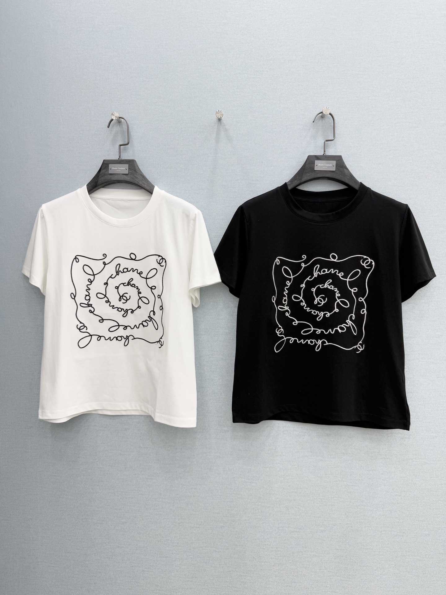 🛒𝐍𝐄𝐖 · 𝟐𝟎𝟐6/爆款现货【春夏上新】 Cha*｜2026新款刺绣T恤高订面料，百搭版型 ，上身的