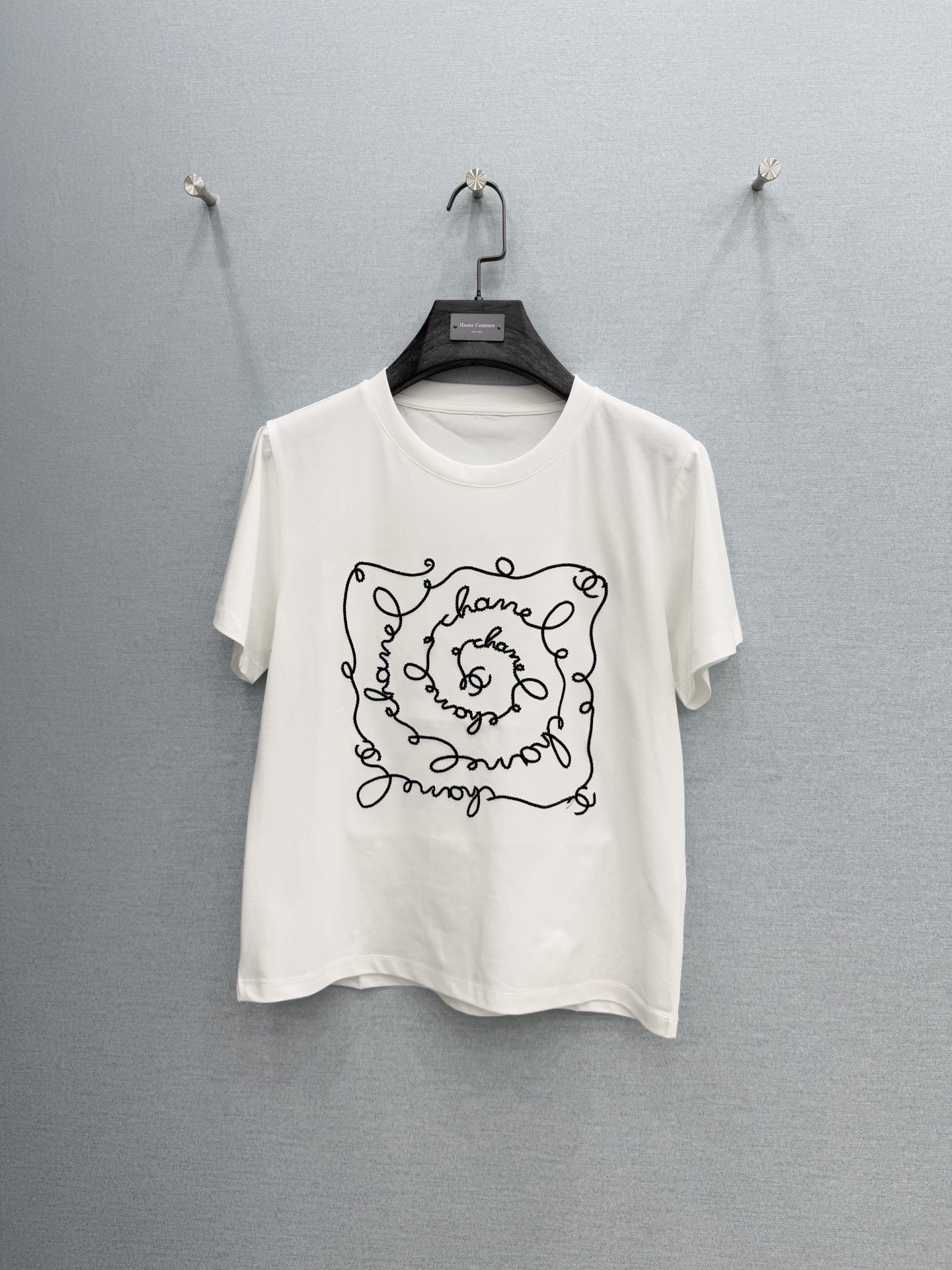 🛒𝐍𝐄𝐖 · 𝟐𝟎𝟐6/爆款现货【春夏上新】 Cha*｜2026新款刺绣T恤高订面料，百搭版型 ，上身的