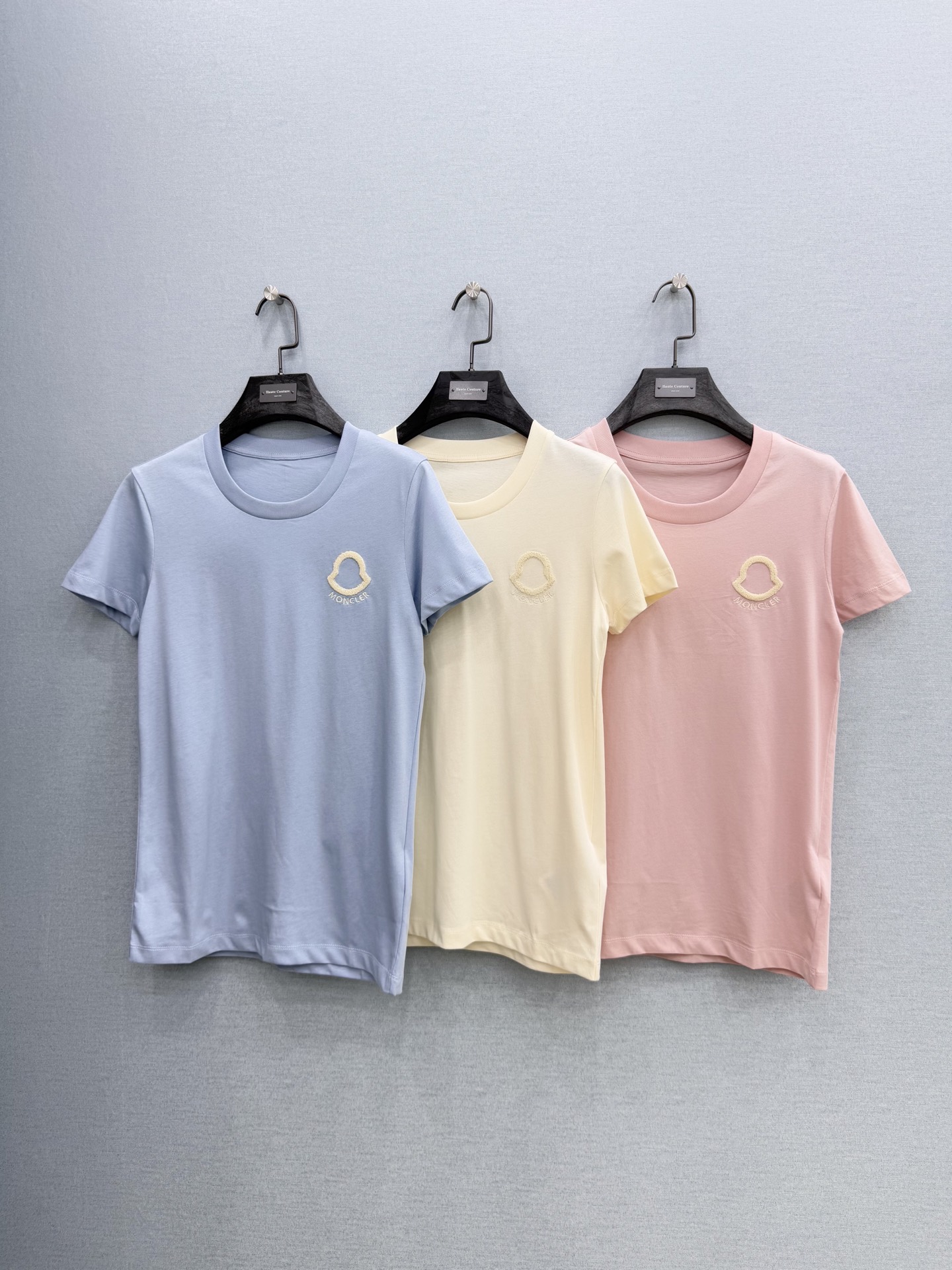 🛒𝐍𝐄𝐖 · 𝟐𝟎𝟐6/爆款现货原单品质 Mon*｜撞色立体刺绣短袖T恤高订面料 亲肤透气舒适标志性字母