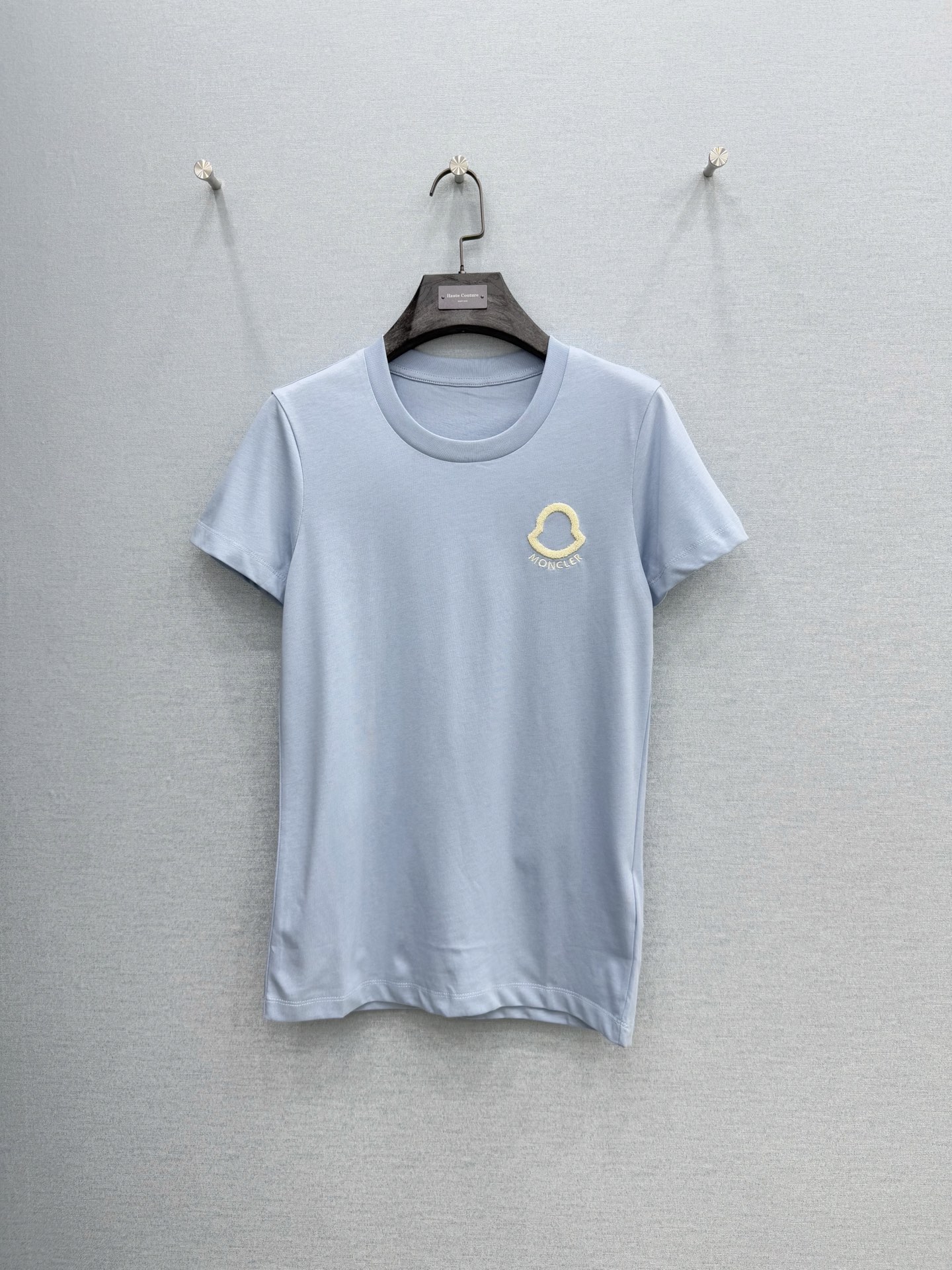 🛒𝐍𝐄𝐖 · 𝟐𝟎𝟐6/爆款现货原单品质 Mon*｜撞色立体刺绣短袖T恤高订面料 亲肤透气舒适标志性字母