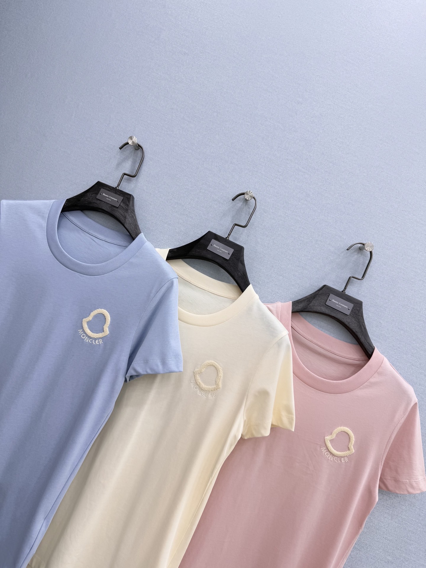 🛒𝐍𝐄𝐖 · 𝟐𝟎𝟐6/爆款现货原单品质 Mon*｜撞色立体刺绣短袖T恤高订面料 亲肤透气舒适标志性字母