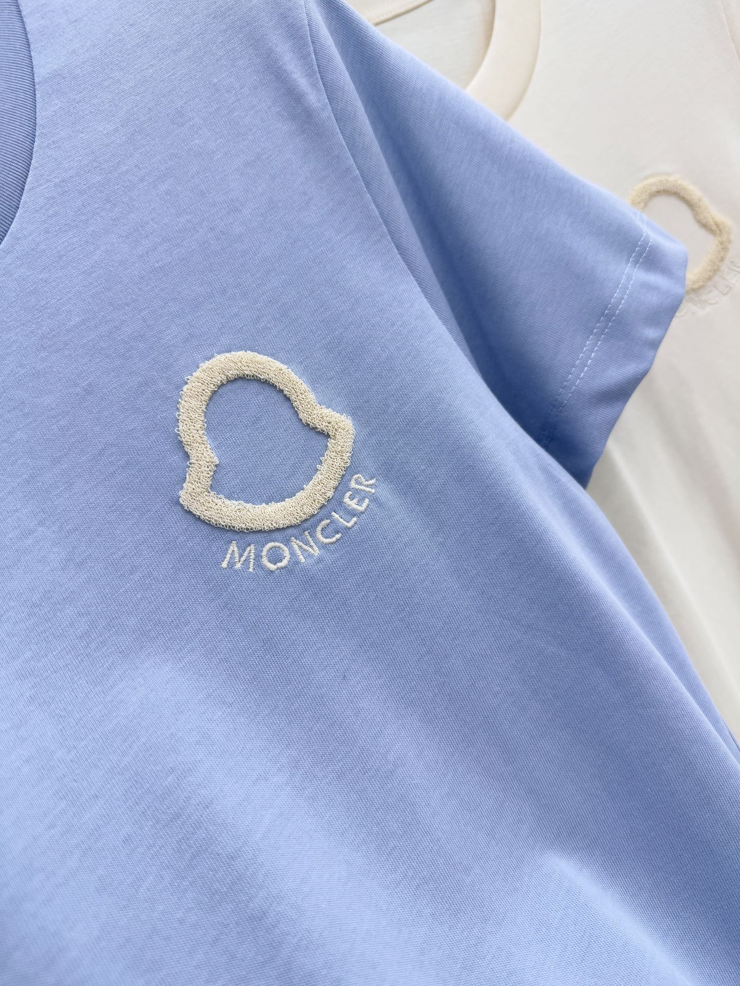🛒𝐍𝐄𝐖 · 𝟐𝟎𝟐6/爆款现货原单品质 Mon*｜撞色立体刺绣短袖T恤高订面料 亲肤透气舒适标志性字母