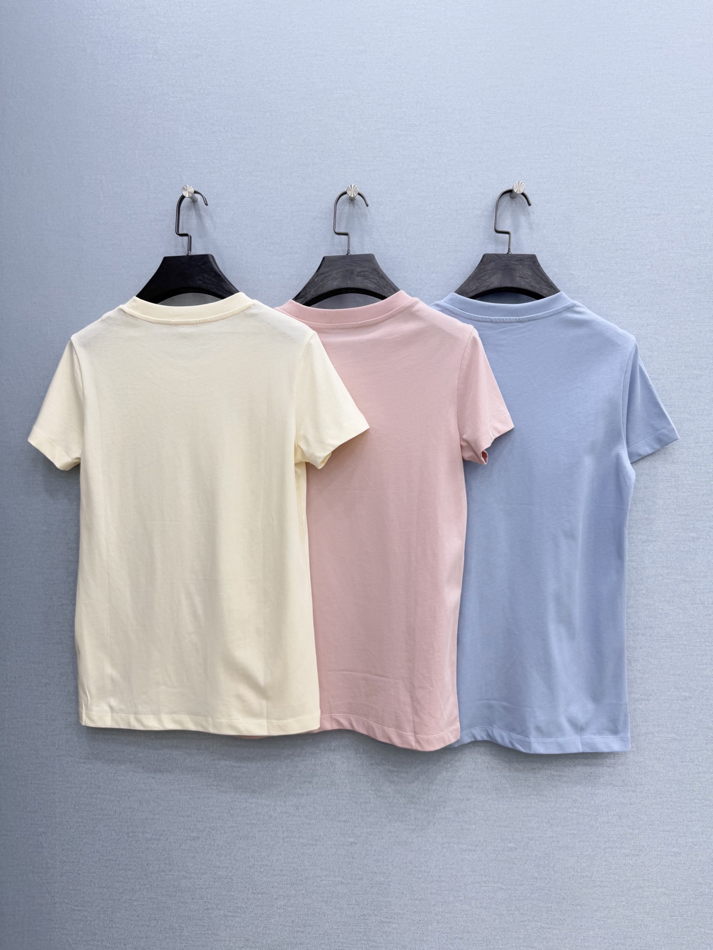 🛒𝐍𝐄𝐖 · 𝟐𝟎𝟐6/爆款现货原单品质 Mon*｜撞色立体刺绣短袖T恤高订面料 亲肤透气舒适标志性字母