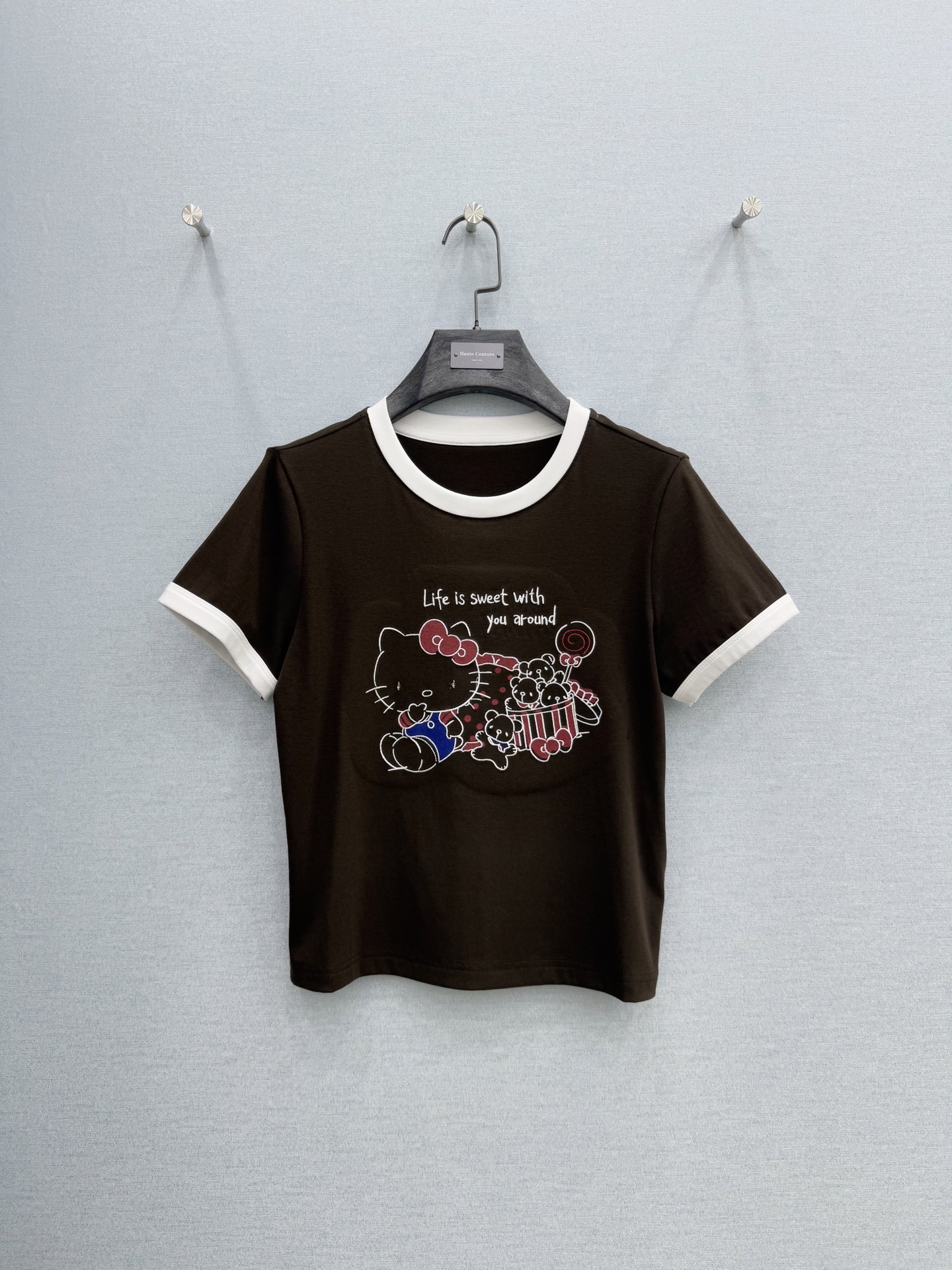 🛒𝐍𝐄𝐖 · 𝟐𝟎𝟐6/爆款现货【春夏上新】 设计师小众｜2026新款Kitty刺绣弹力T恤高订面料，撞