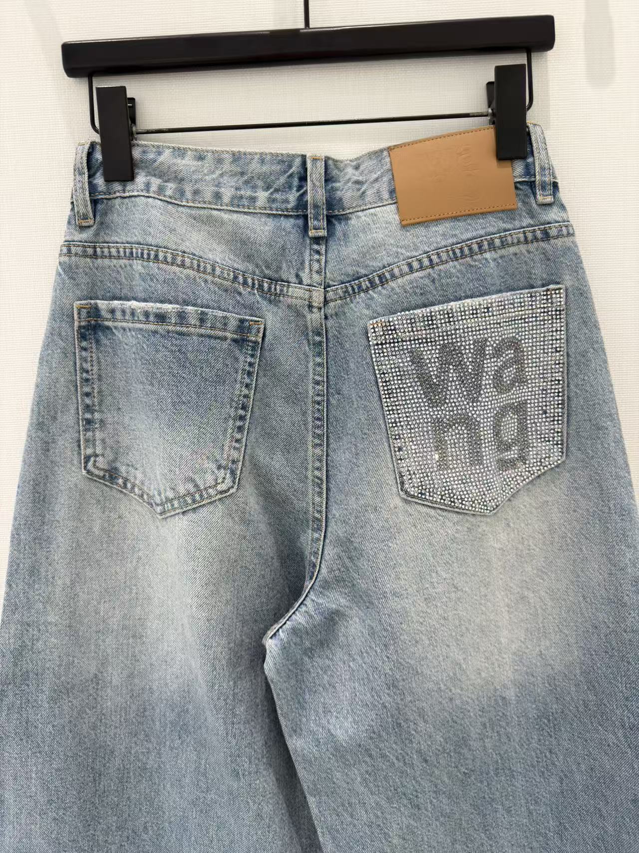 🛒𝐍𝐄𝐖 · 𝟐𝟎𝟐6/爆款现货【原单品质 】Alex*｜ 斜扣烫钻镰刀牛仔裤采用高端定制面料，牛仔穿起