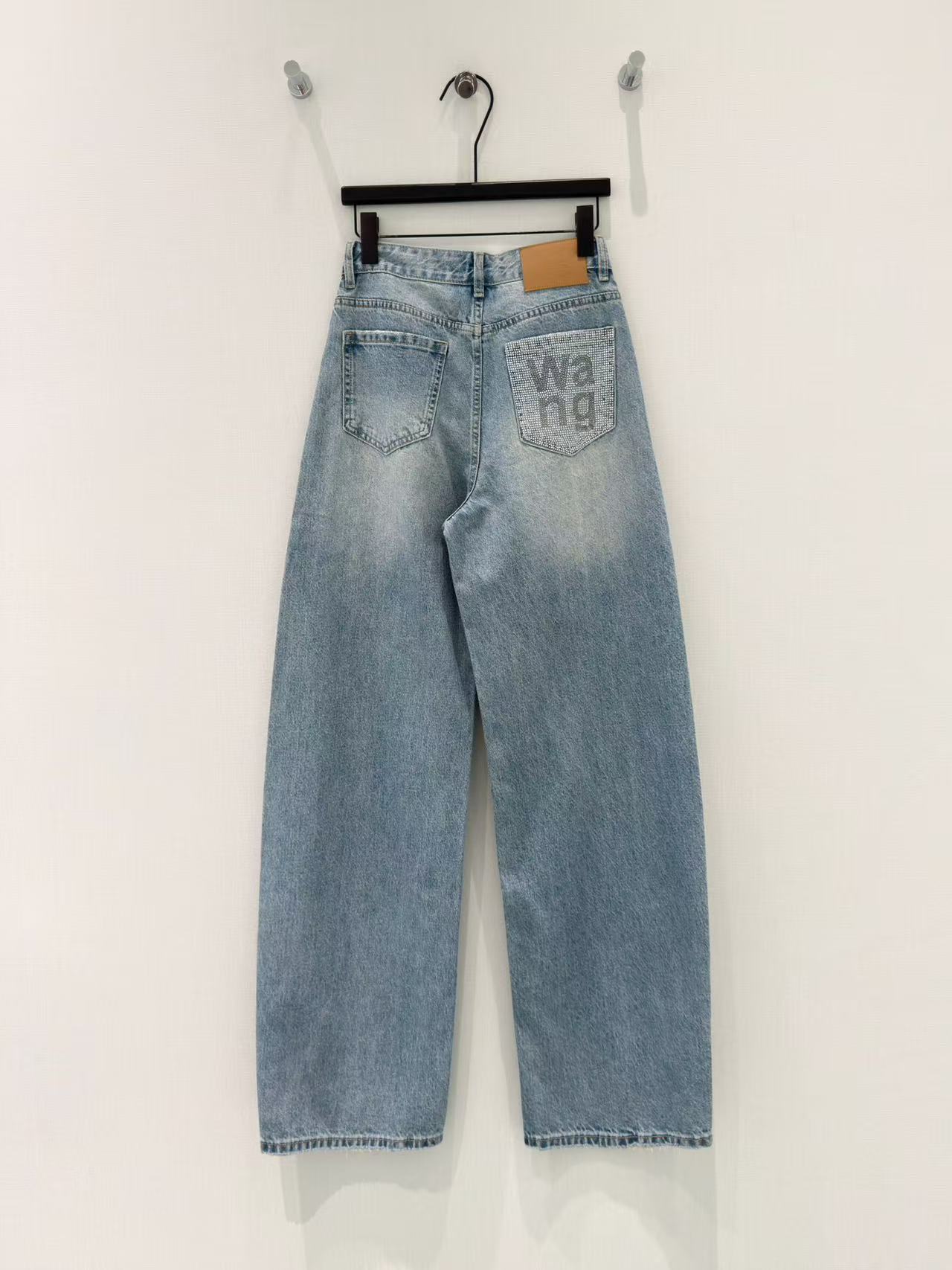 🛒𝐍𝐄𝐖 · 𝟐𝟎𝟐6/爆款现货【原单品质 】Alex*｜ 斜扣烫钻镰刀牛仔裤采用高端定制面料，牛仔穿起