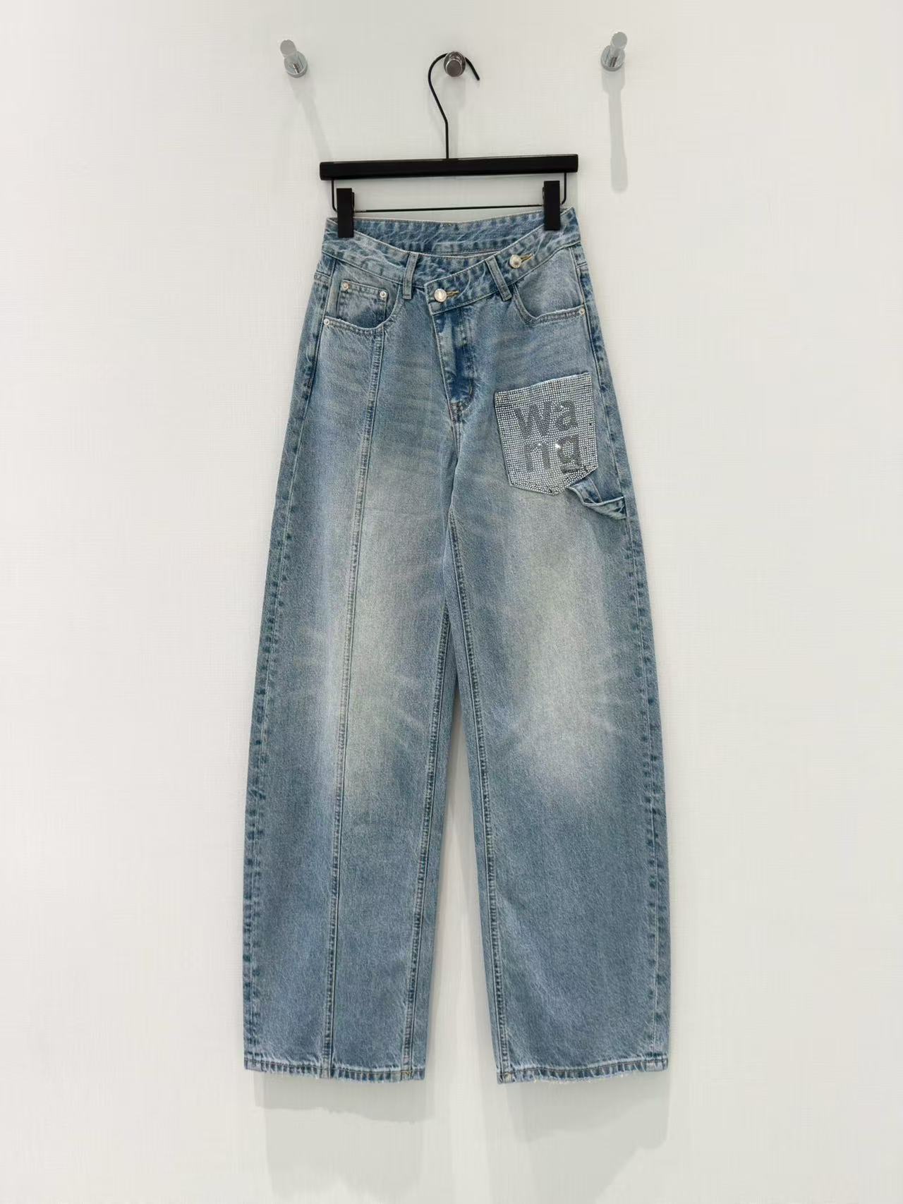 🛒𝐍𝐄𝐖 · 𝟐𝟎𝟐6/爆款现货【原单品质 】Alex*｜ 斜扣烫钻镰刀牛仔裤采用高端定制面料，牛仔穿起