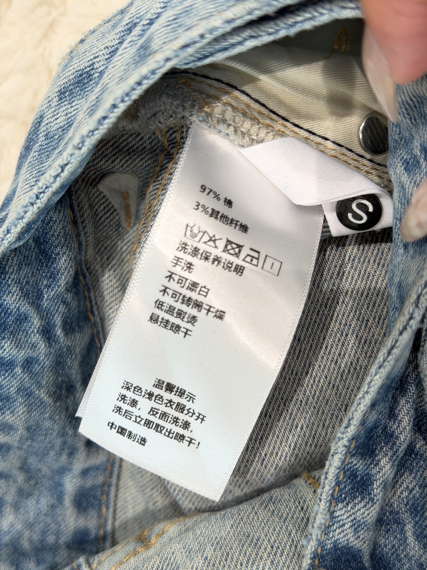 🛒𝐍𝐄𝐖 · 𝟐𝟎𝟐6/爆款现货【原单品质 】Alex*｜ 斜扣烫钻镰刀牛仔裤采用高端定制面料，牛仔穿起