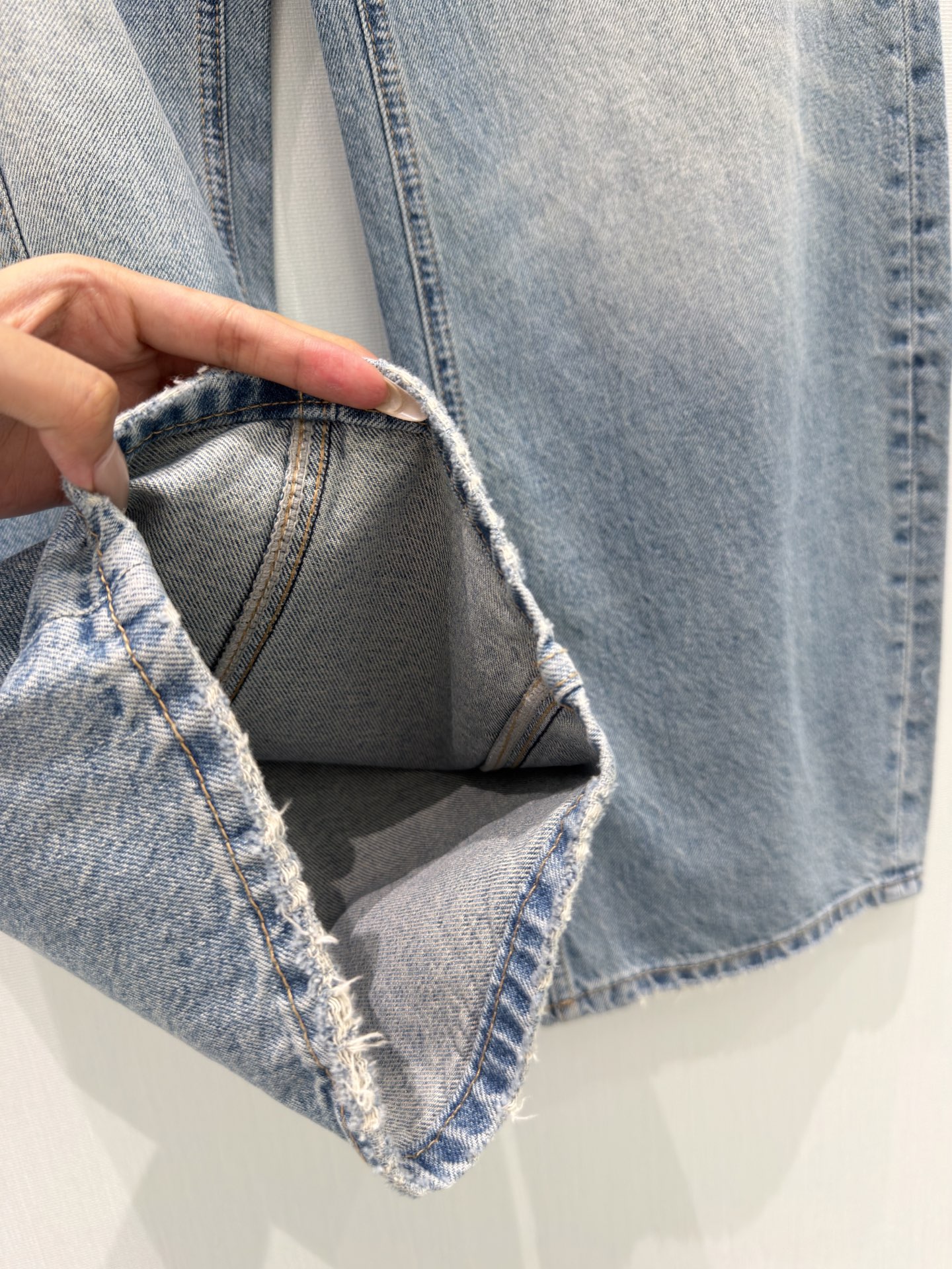 🛒𝐍𝐄𝐖 · 𝟐𝟎𝟐6/爆款现货【原单品质 】Alex*｜ 斜扣烫钻镰刀牛仔裤采用高端定制面料，牛仔穿起