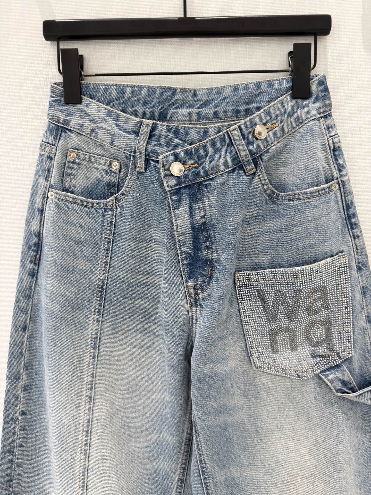 🛒𝐍𝐄𝐖 · 𝟐𝟎𝟐6/爆款现货【原单品质 】Alex*｜ 斜扣烫钻镰刀牛仔裤采用高端定制面料，牛仔穿起