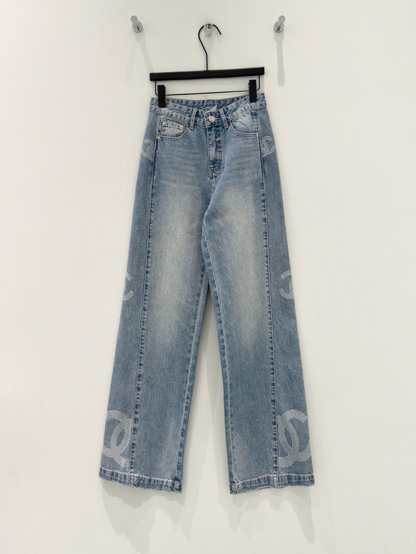 🛒𝐍𝐄𝐖 · 𝟐𝟎𝟐6/爆款现货【原单品质】Cha*｜重工双C烫钻直筒牛仔裤采用高端定制面料，牛仔穿起来