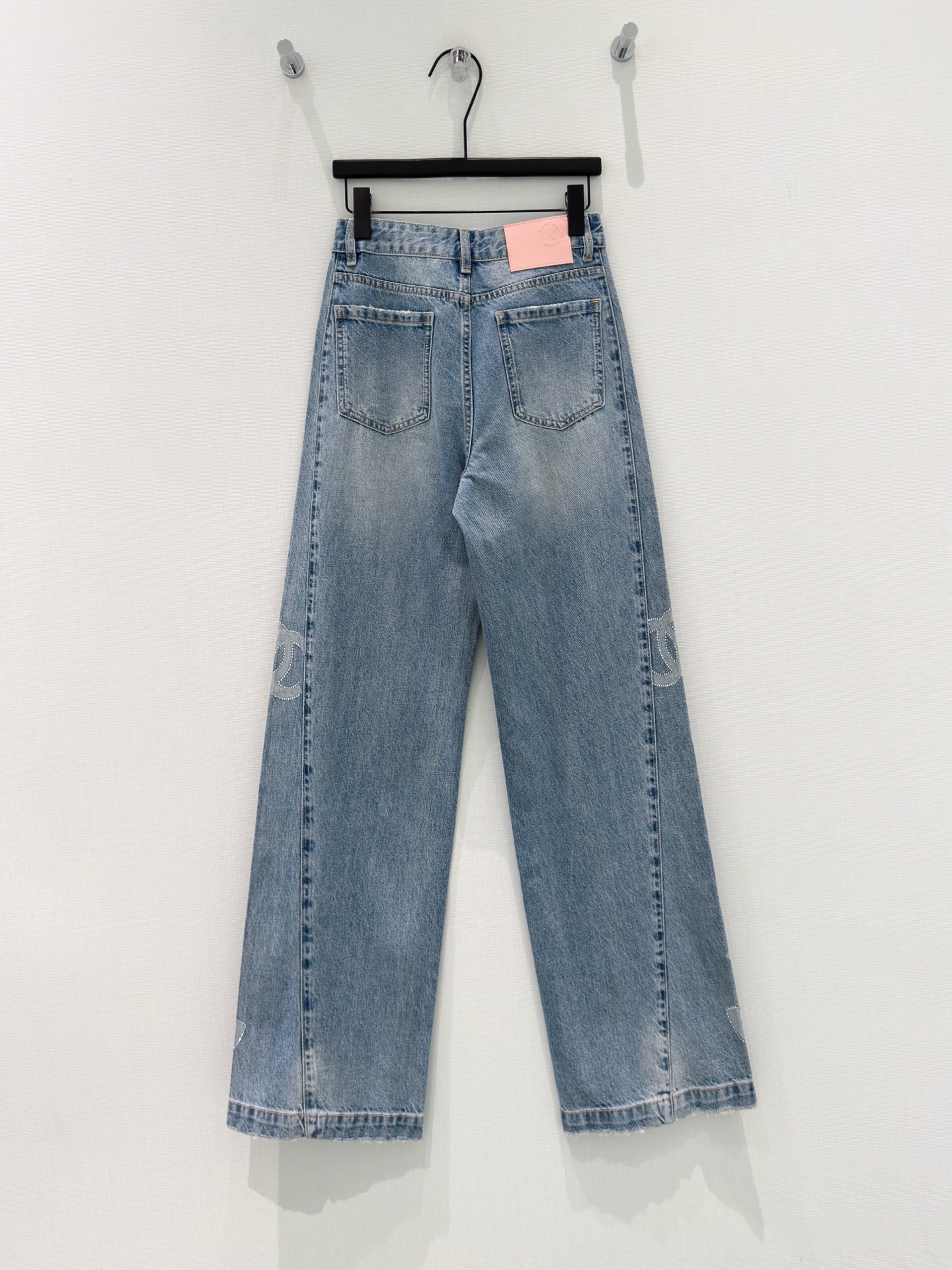 🛒𝐍𝐄𝐖 · 𝟐𝟎𝟐6/爆款现货【原单品质】Cha*｜重工双C烫钻直筒牛仔裤采用高端定制面料，牛仔穿起来