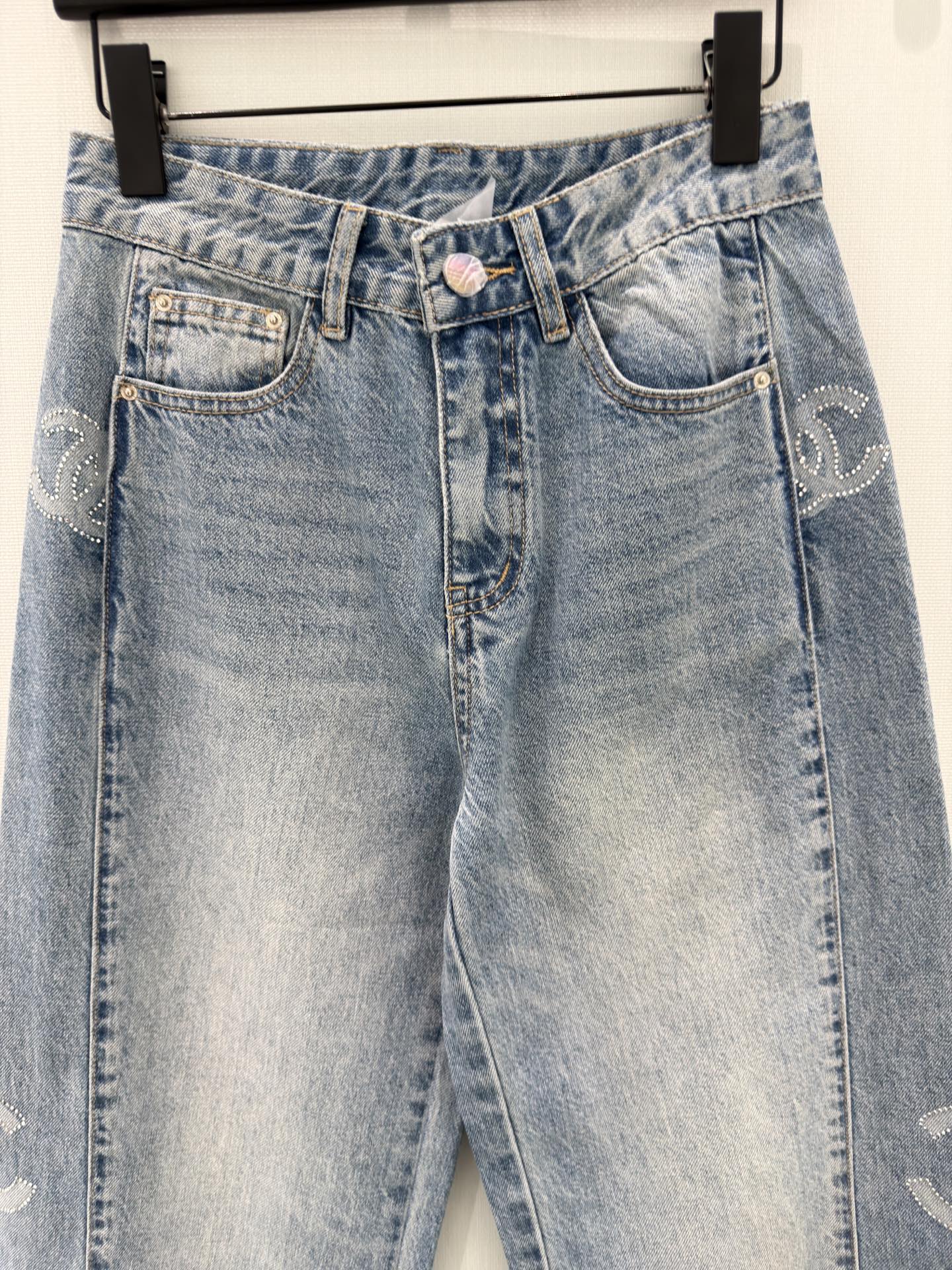 🛒𝐍𝐄𝐖 · 𝟐𝟎𝟐6/爆款现货【原单品质】Cha*｜重工双C烫钻直筒牛仔裤采用高端定制面料，牛仔穿起来