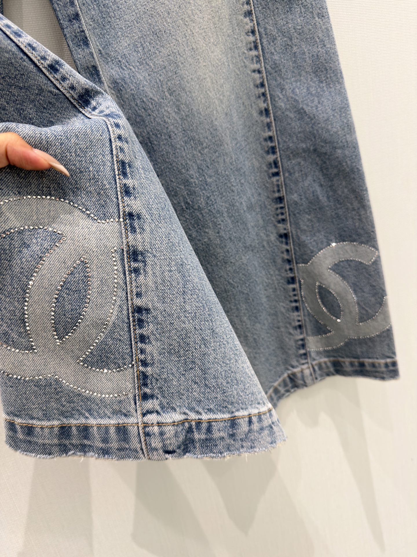 🛒𝐍𝐄𝐖 · 𝟐𝟎𝟐6/爆款现货【原单品质】Cha*｜重工双C烫钻直筒牛仔裤采用高端定制面料，牛仔穿起来