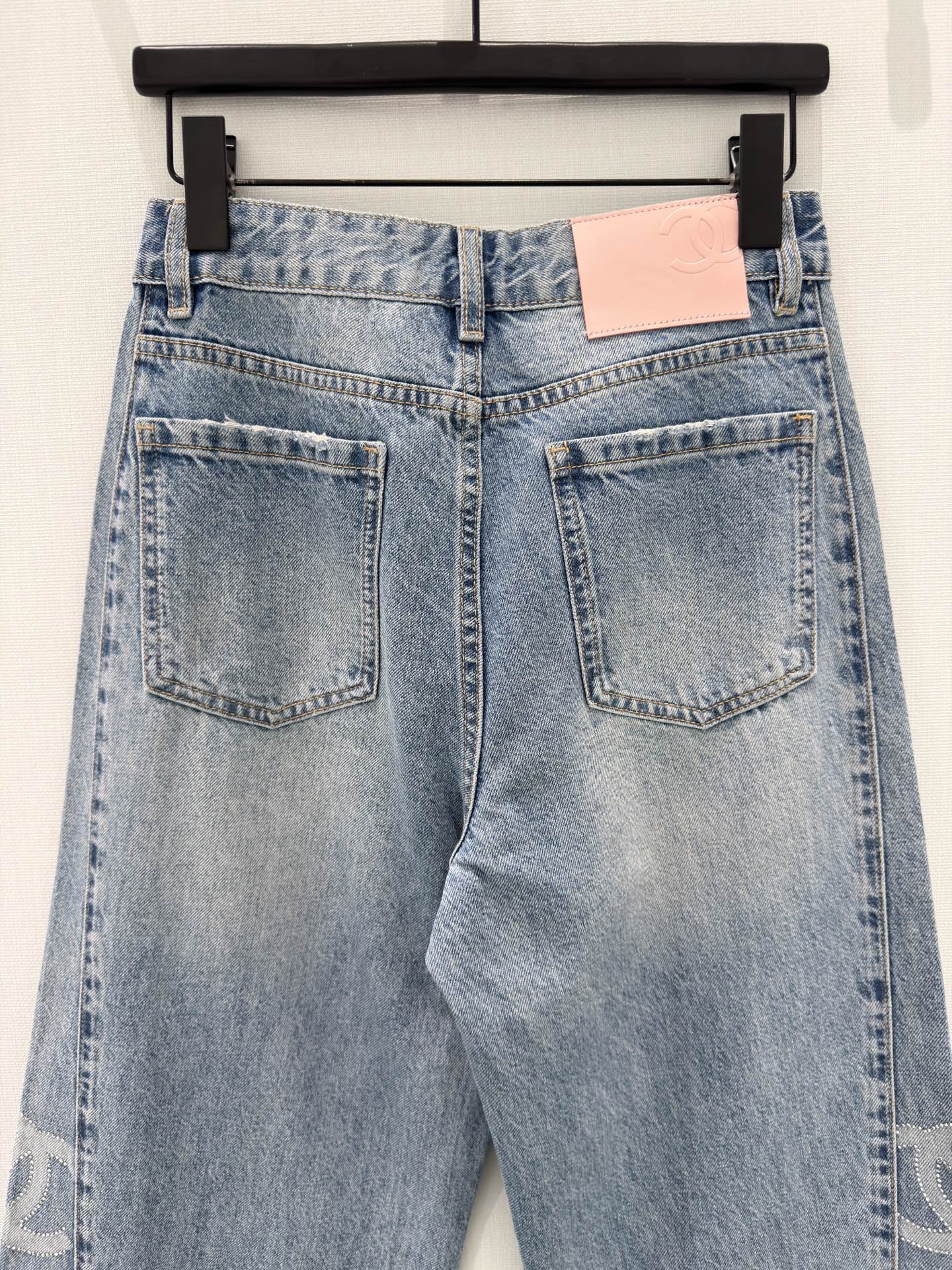 🛒𝐍𝐄𝐖 · 𝟐𝟎𝟐6/爆款现货【原单品质】Cha*｜重工双C烫钻直筒牛仔裤采用高端定制面料，牛仔穿起来