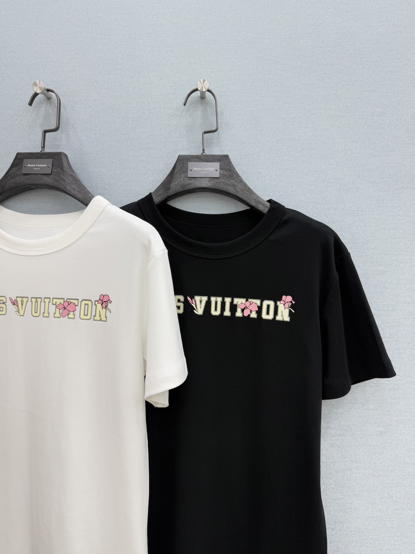🛒𝐍𝐄𝐖 · 𝟐𝟎𝟐6/爆款现货【春夏上新】 Lou* V｜2026新款印花T恤高订面料，百搭版型 ，上