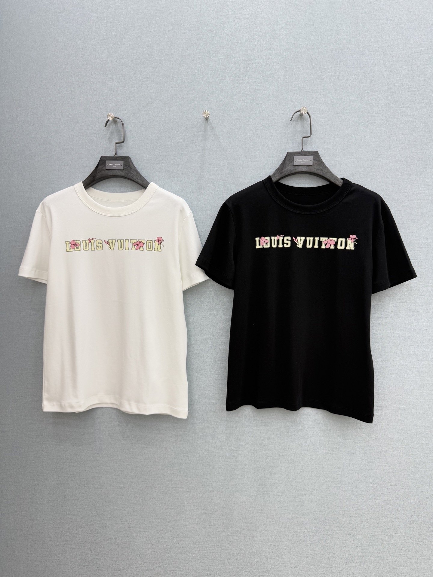 🛒𝐍𝐄𝐖 · 𝟐𝟎𝟐6/爆款现货【春夏上新】 Lou* V｜2026新款印花T恤高订面料，百搭版型 ，上