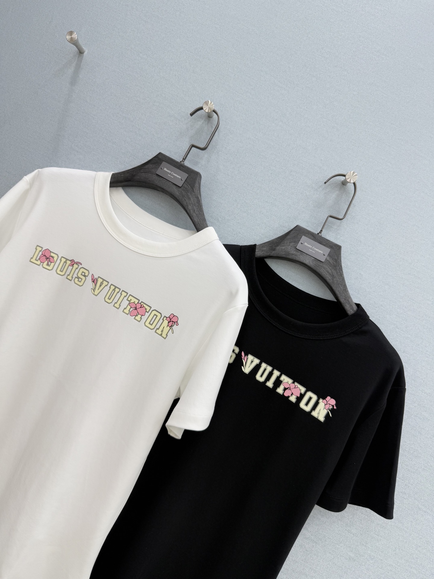 🛒𝐍𝐄𝐖 · 𝟐𝟎𝟐6/爆款现货【春夏上新】 Lou* V｜2026新款印花T恤高订面料，百搭版型 ，上