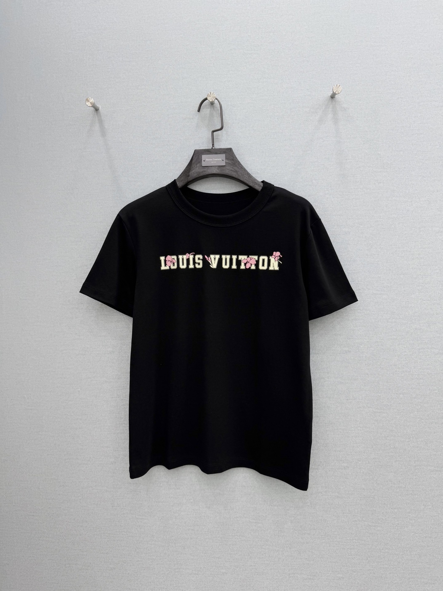 🛒𝐍𝐄𝐖 · 𝟐𝟎𝟐6/爆款现货【春夏上新】 Lou* V｜2026新款印花T恤高订面料，百搭版型 ，上
