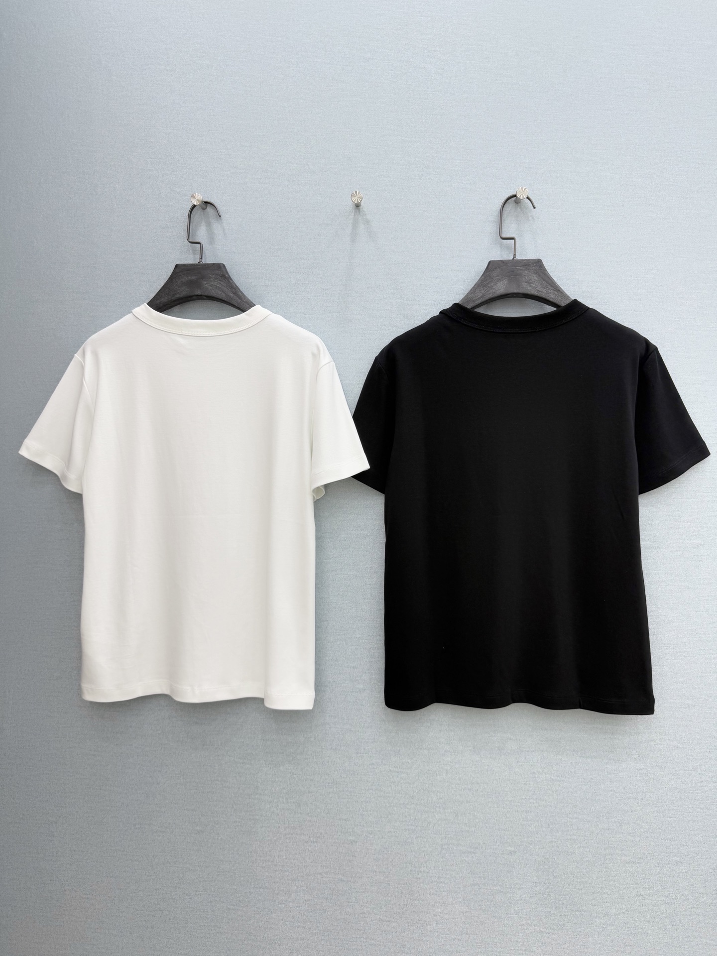 🛒𝐍𝐄𝐖 · 𝟐𝟎𝟐6/爆款现货【春夏上新】 Lou* V｜2026新款印花T恤高订面料，百搭版型 ，上