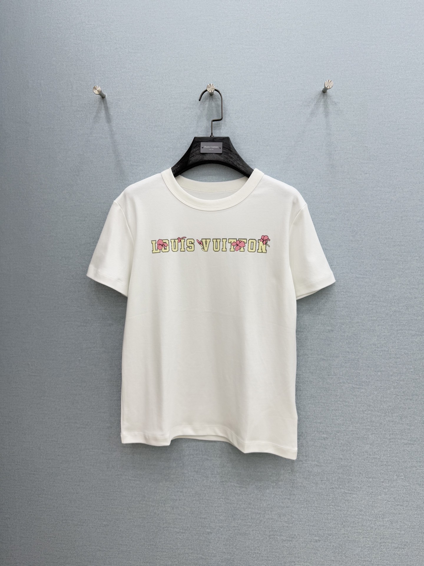 🛒𝐍𝐄𝐖 · 𝟐𝟎𝟐6/爆款现货【春夏上新】 Lou* V｜2026新款印花T恤高订面料，百搭版型 ，上