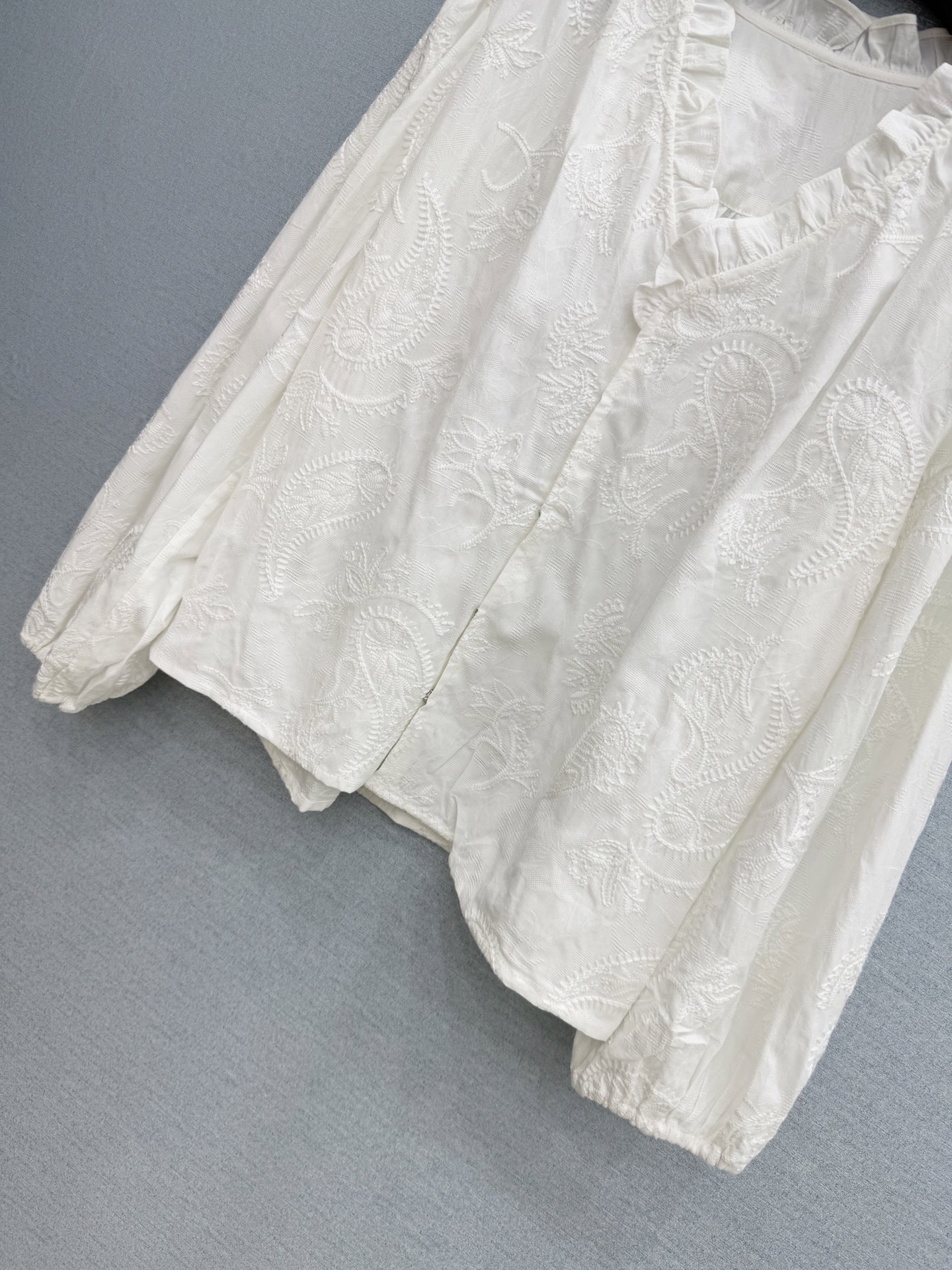 🛒𝐍𝐄𝐖 · 𝟐𝟎𝟐6/爆款现货原单品质 小众*｜2026新品荷叶花边V领刺绣衬衫精致版型，高端设计，高