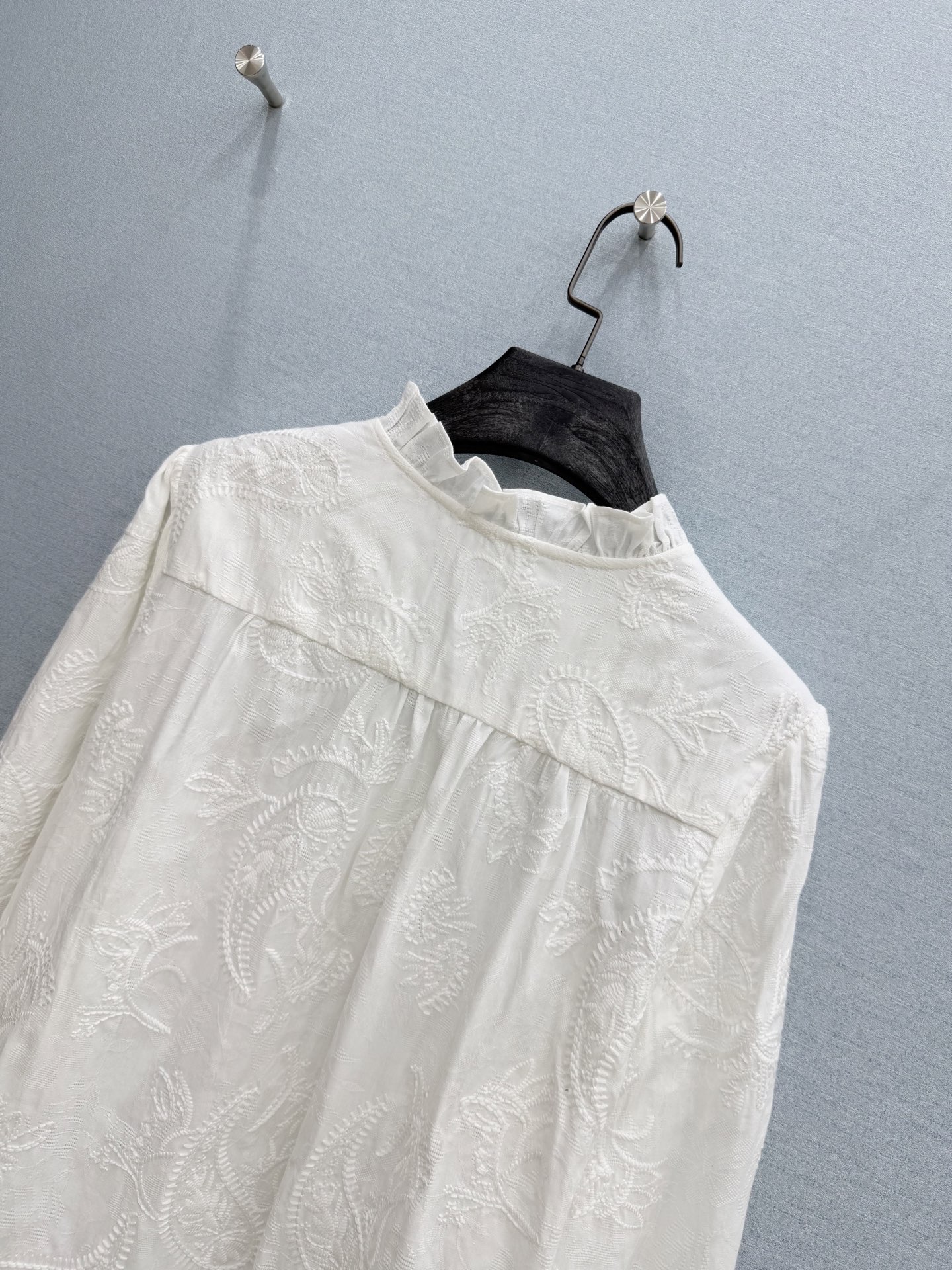 🛒𝐍𝐄𝐖 · 𝟐𝟎𝟐6/爆款现货原单品质 小众*｜2026新品荷叶花边V领刺绣衬衫精致版型，高端设计，高