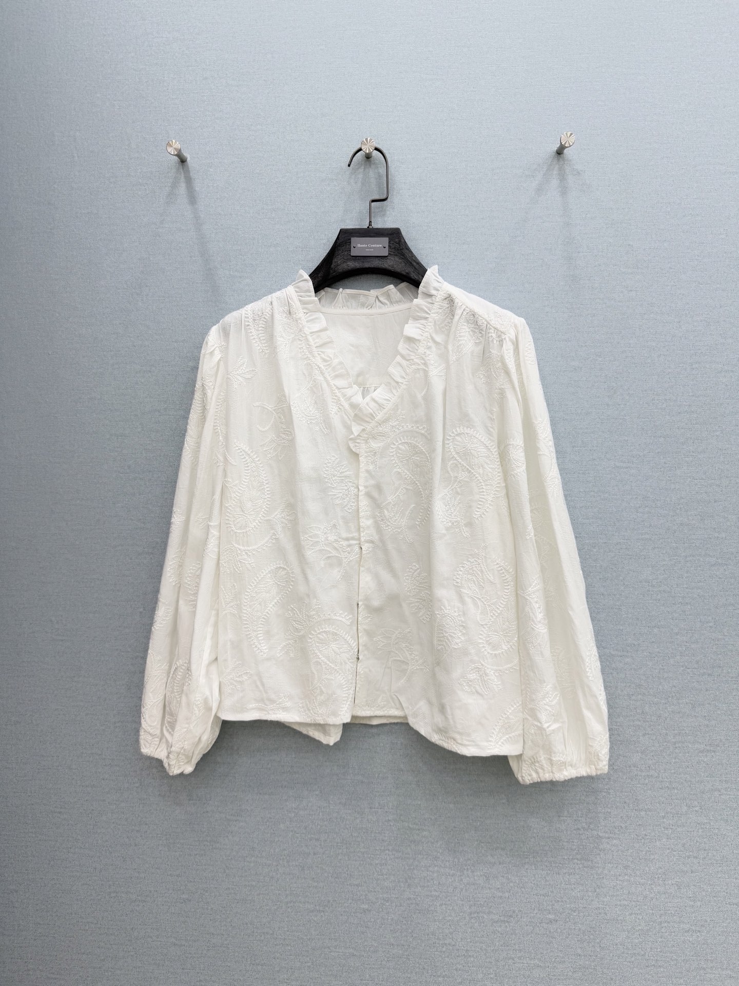🛒𝐍𝐄𝐖 · 𝟐𝟎𝟐6/爆款现货原单品质 小众*｜2026新品荷叶花边V领刺绣衬衫精致版型，高端设计，高