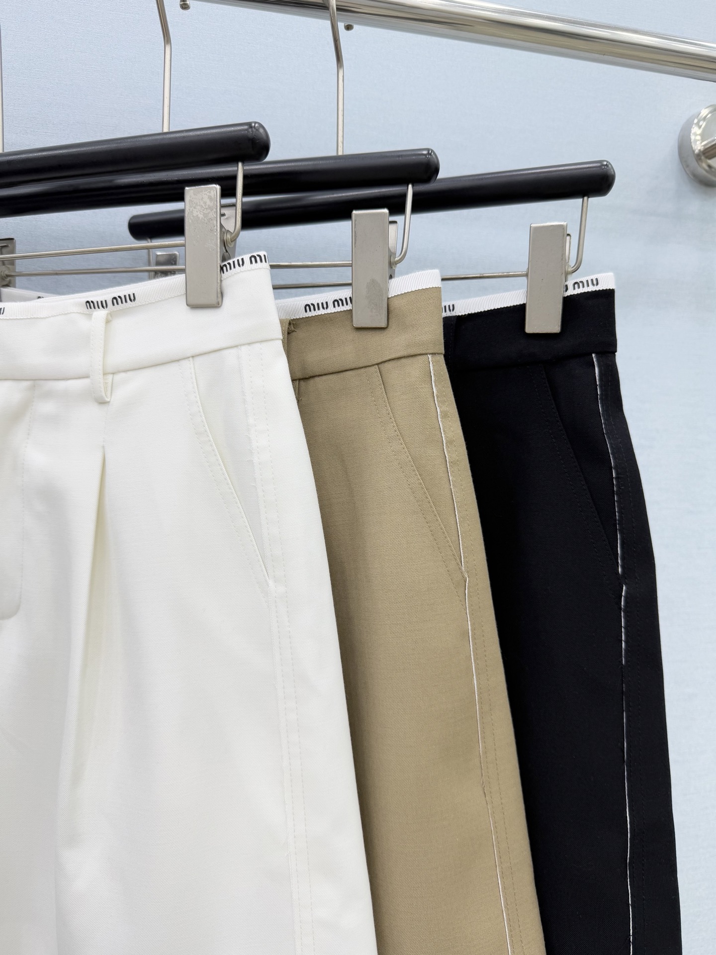 🛒𝐍𝐄𝐖 · 𝟐𝟎𝟐6/爆款现货【原单品质】Miu Mi*｜26新款羊毛织带A版短裤侧边毛边工艺，色系搭