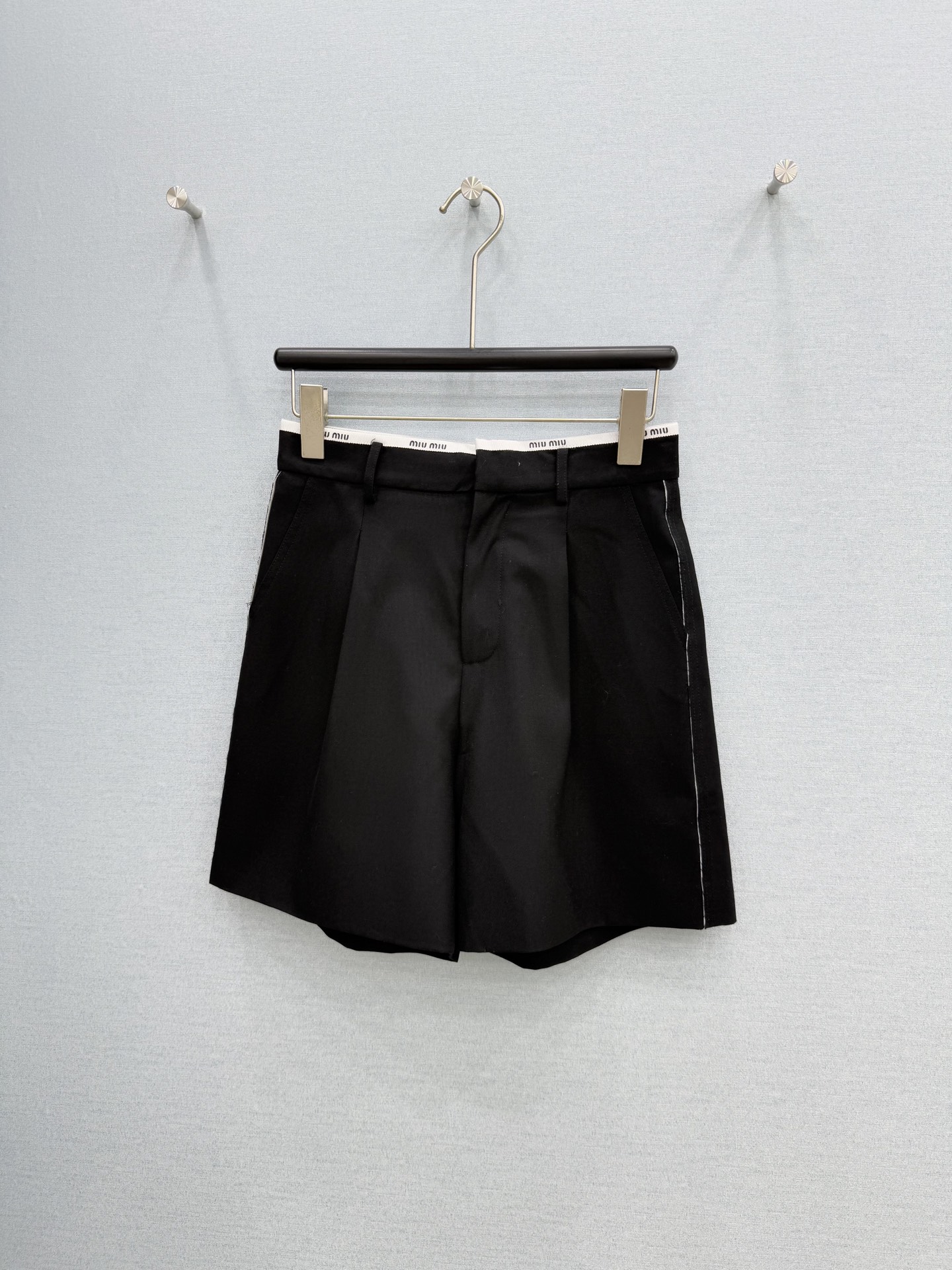 🛒𝐍𝐄𝐖 · 𝟐𝟎𝟐6/爆款现货【原单品质】Miu Mi*｜26新款羊毛织带A版短裤侧边毛边工艺，色系搭