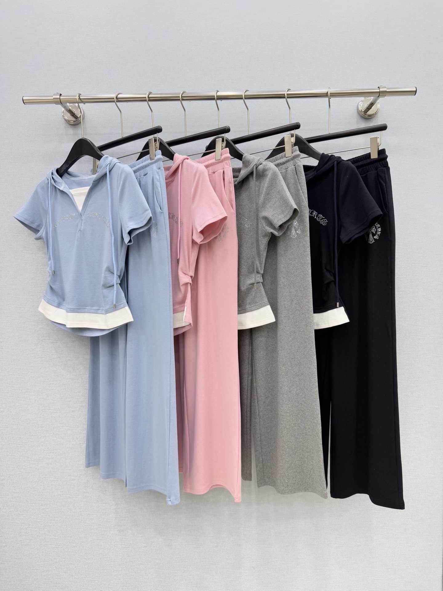 🛒𝐍𝐄𝐖 · 𝟐𝟎𝟐6/爆款现货克罗星｜26春夏新品重工烫钻假两件戴帽短袖套装！高端定制褶皱上衣，搭配松