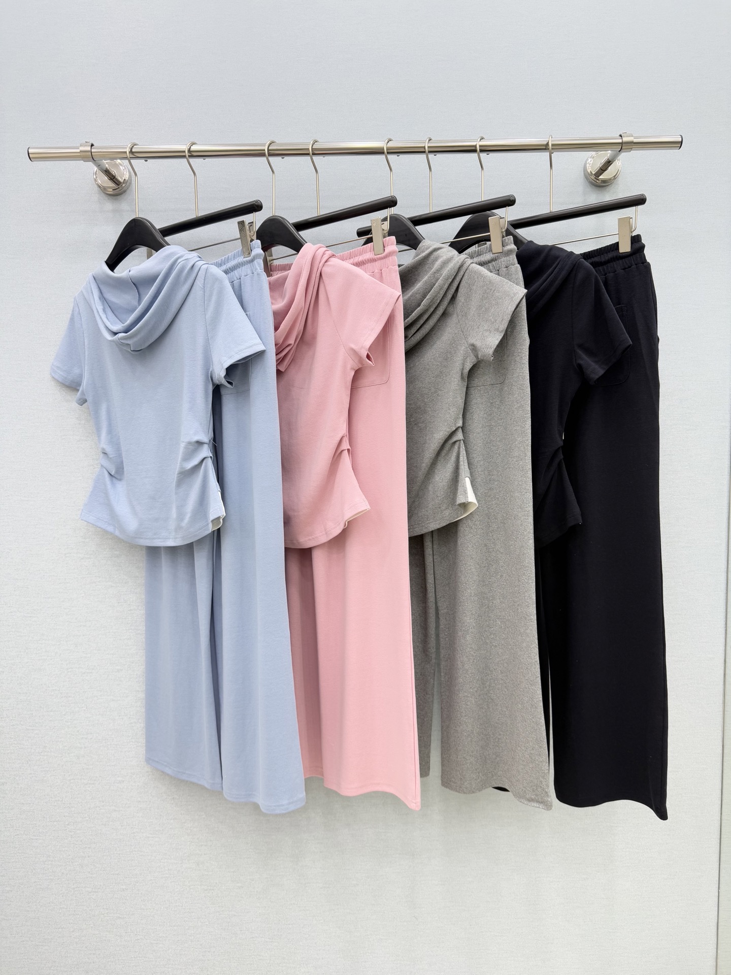 🛒𝐍𝐄𝐖 · 𝟐𝟎𝟐6/爆款现货克罗星｜26春夏新品重工烫钻假两件戴帽短袖套装！高端定制褶皱上衣，搭配松