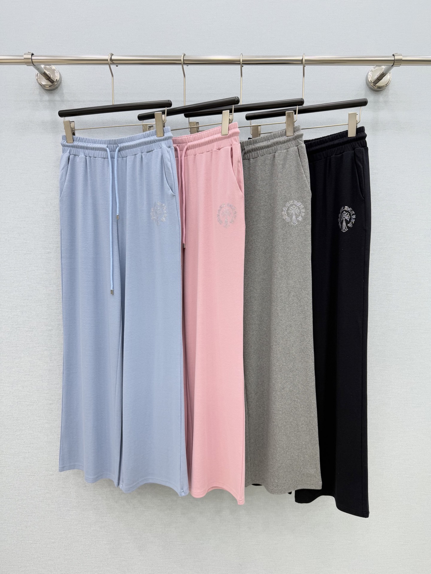 🛒𝐍𝐄𝐖 · 𝟐𝟎𝟐6/爆款现货克罗星｜26春夏新品重工烫钻假两件戴帽短袖套装！高端定制褶皱上衣，搭配松