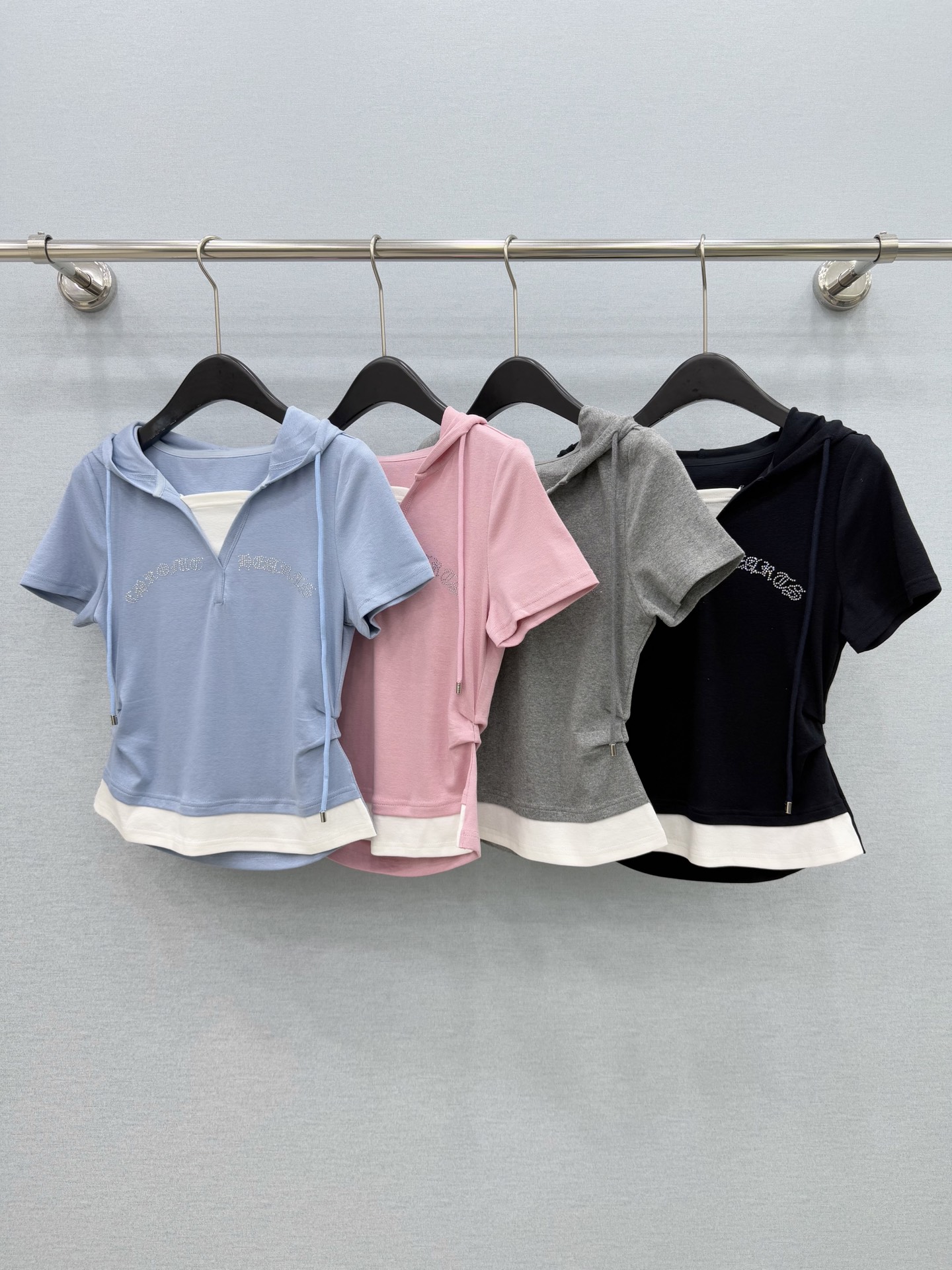 🛒𝐍𝐄𝐖 · 𝟐𝟎𝟐6/爆款现货克罗星｜26春夏新品重工烫钻假两件戴帽短袖套装！高端定制褶皱上衣，搭配松