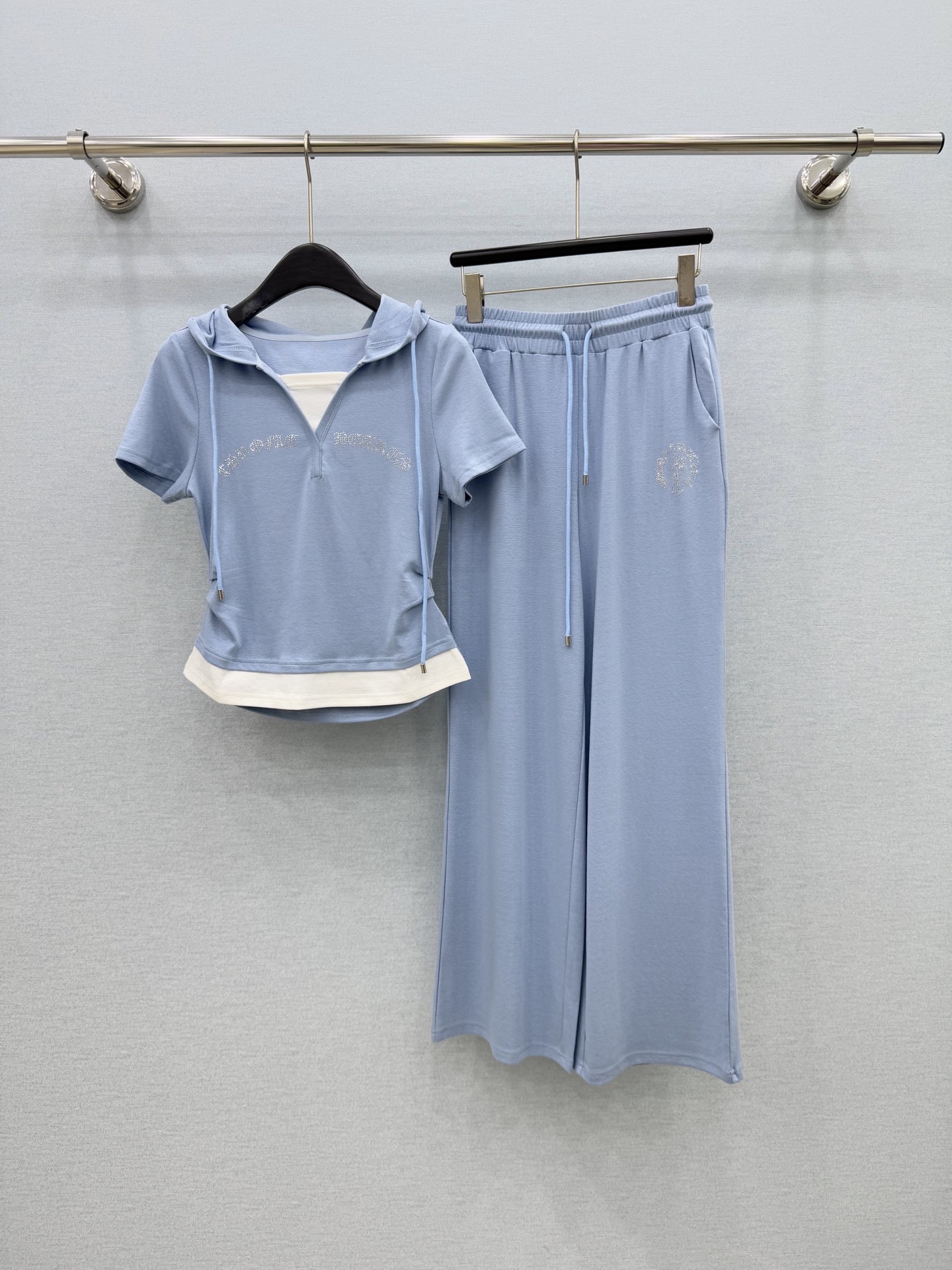 🛒𝐍𝐄𝐖 · 𝟐𝟎𝟐6/爆款现货克罗星｜26春夏新品重工烫钻假两件戴帽短袖套装！高端定制褶皱上衣，搭配松