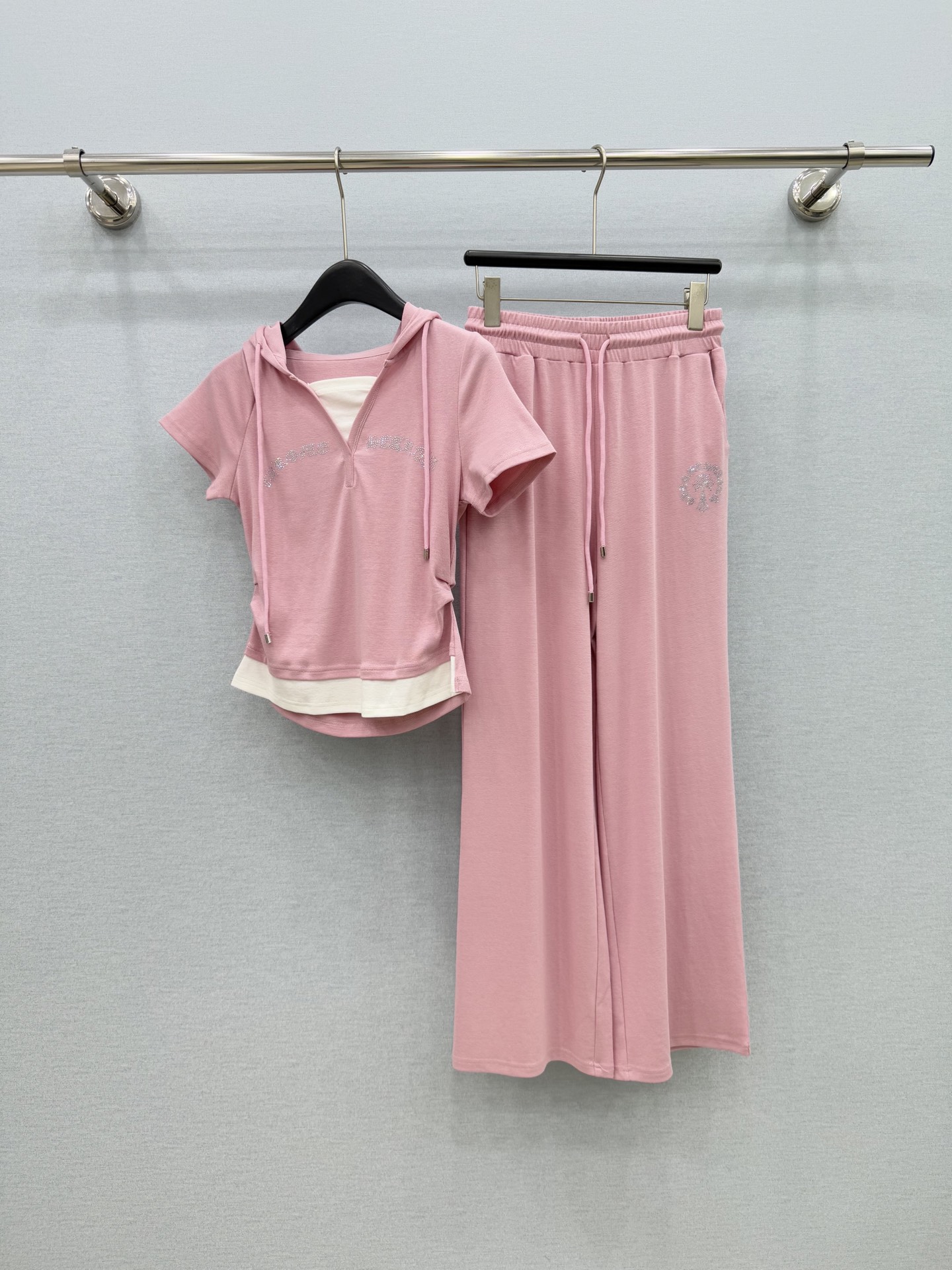 🛒𝐍𝐄𝐖 · 𝟐𝟎𝟐6/爆款现货克罗星｜26春夏新品重工烫钻假两件戴帽短袖套装！高端定制褶皱上衣，搭配松