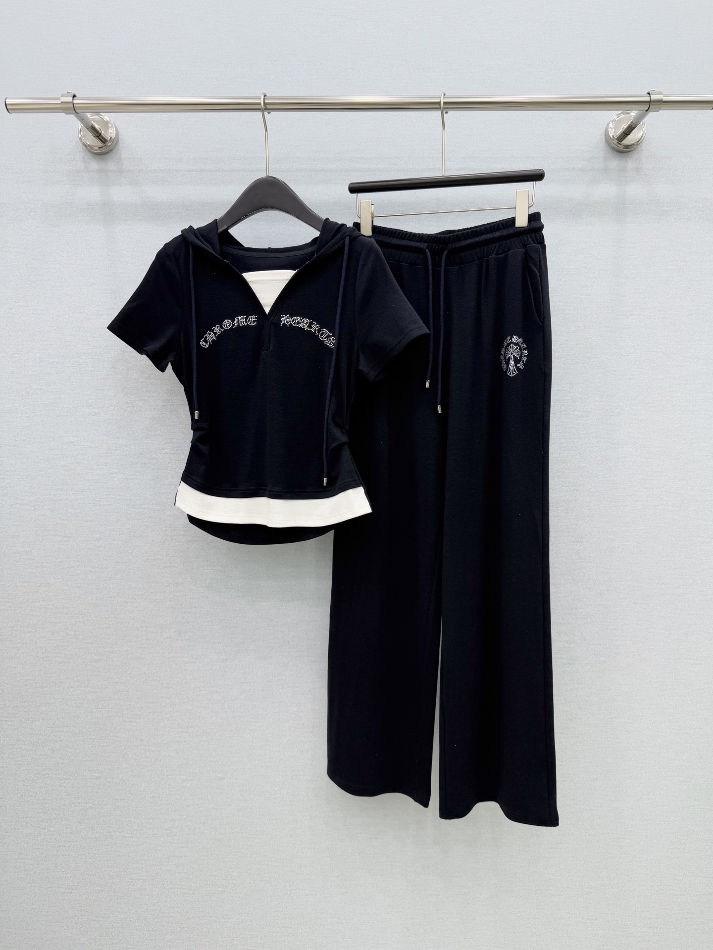🛒𝐍𝐄𝐖 · 𝟐𝟎𝟐6/爆款现货克罗星｜26春夏新品重工烫钻假两件戴帽短袖套装！高端定制褶皱上衣，搭配松
