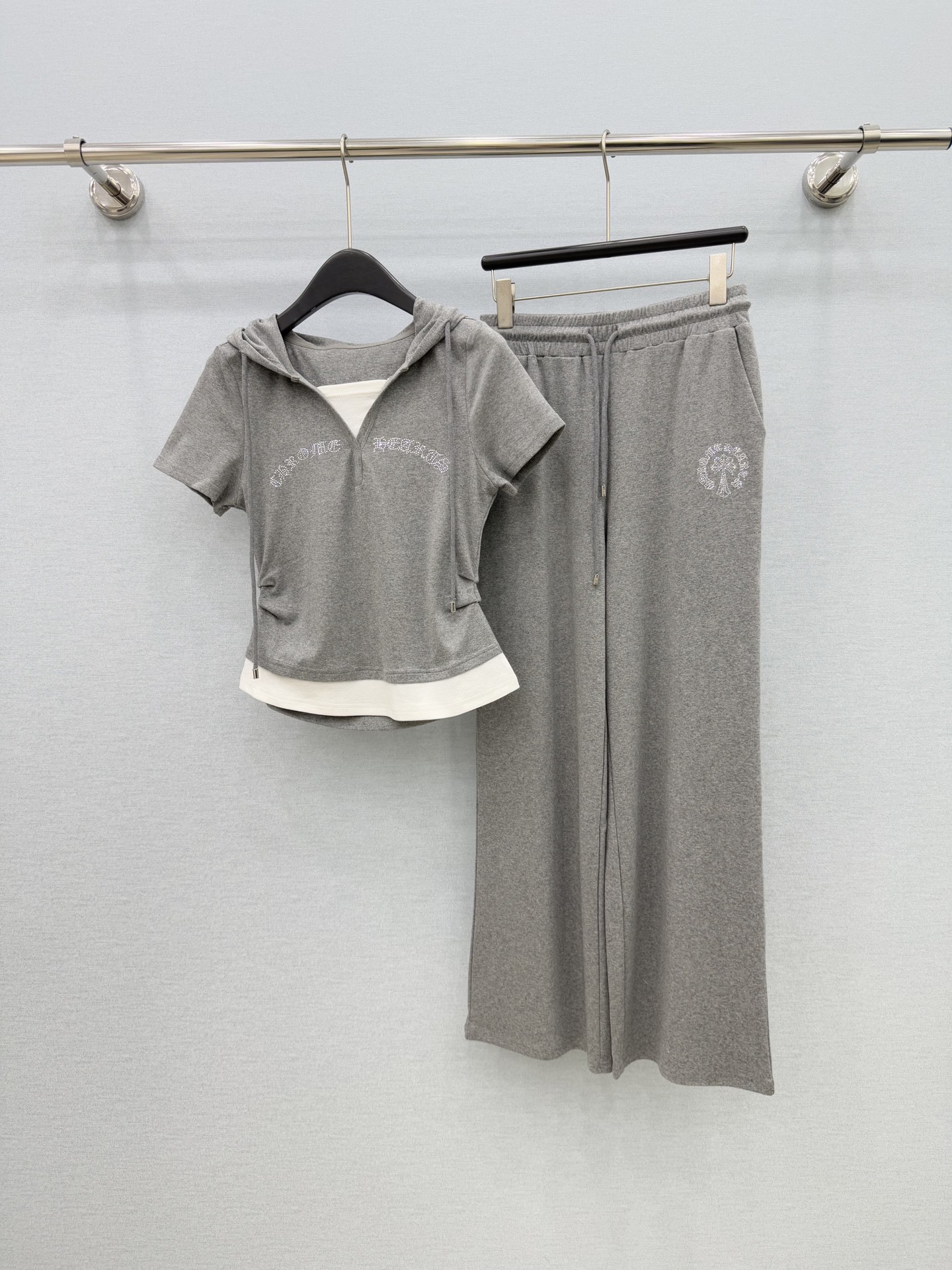 🛒𝐍𝐄𝐖 · 𝟐𝟎𝟐6/爆款现货克罗星｜26春夏新品重工烫钻假两件戴帽短袖套装！高端定制褶皱上衣，搭配松