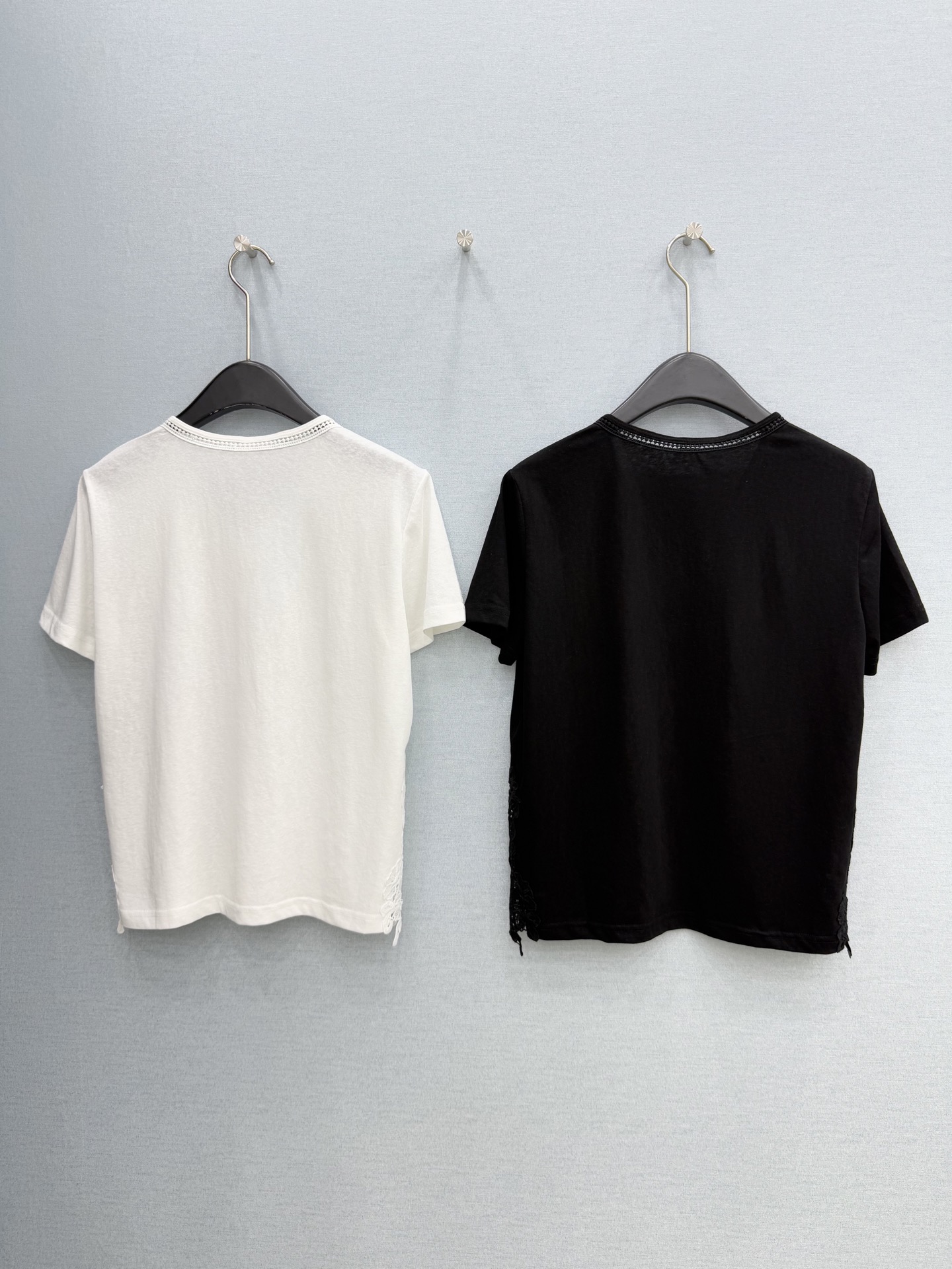 🛒𝐍𝐄𝐖 · 𝟐𝟎𝟐6/爆款现货原创 设计师｜26经典水溶蕾丝拼接T恤超亲肤的面料 真的泰酷辣！最新系列