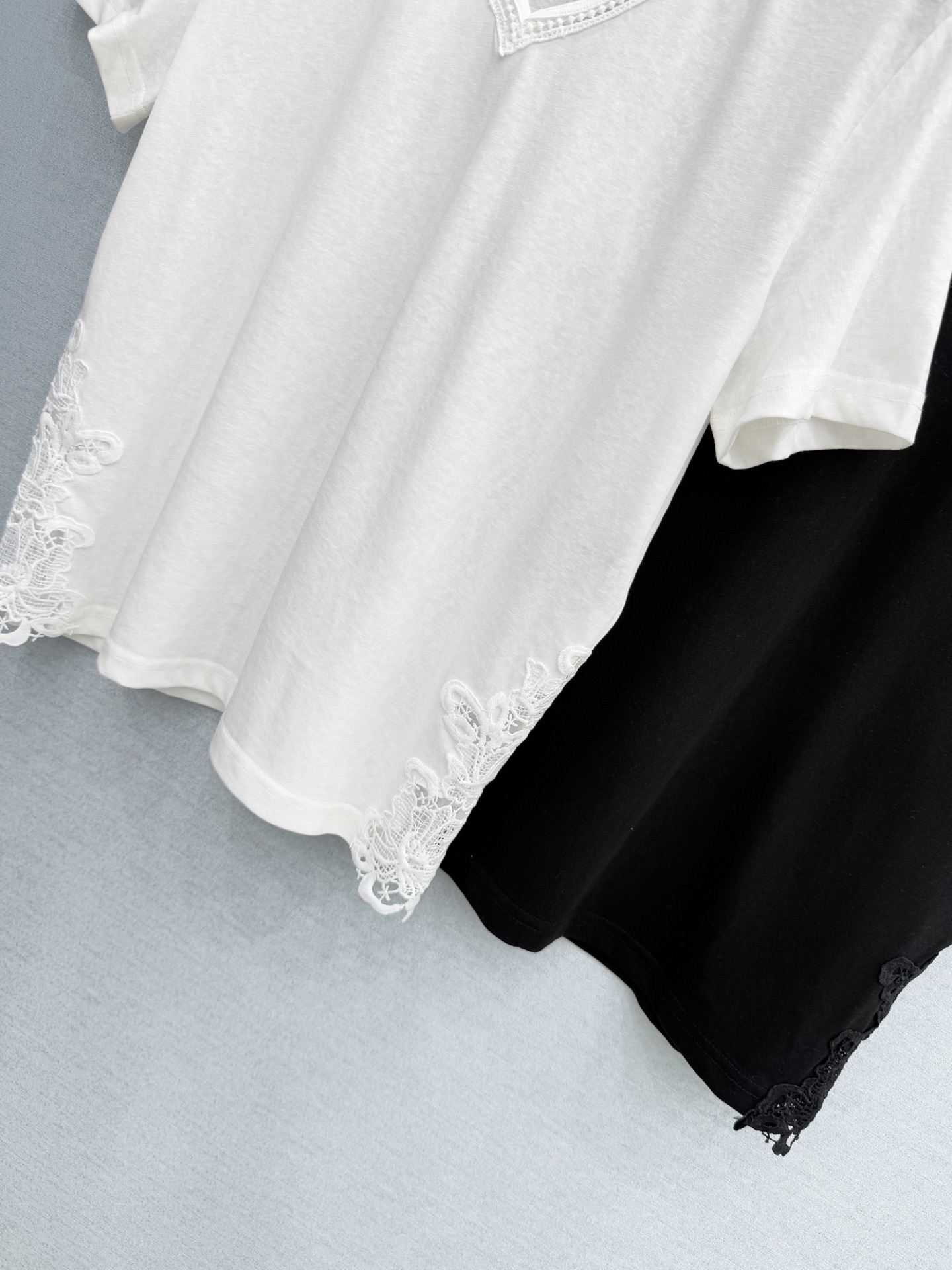 🛒𝐍𝐄𝐖 · 𝟐𝟎𝟐6/爆款现货原创 设计师｜26经典水溶蕾丝拼接T恤超亲肤的面料 真的泰酷辣！最新系列