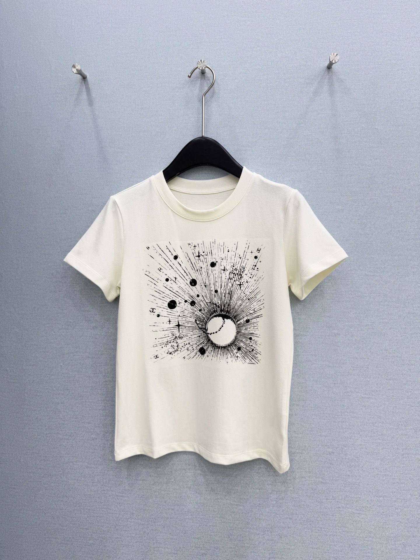 🛒𝐍𝐄𝐖 · 𝟐𝟎𝟐6/爆款现货原创 设计师｜26经典珠片刺绣T恤超亲肤的面料 真的泰酷辣！最新系列单品
