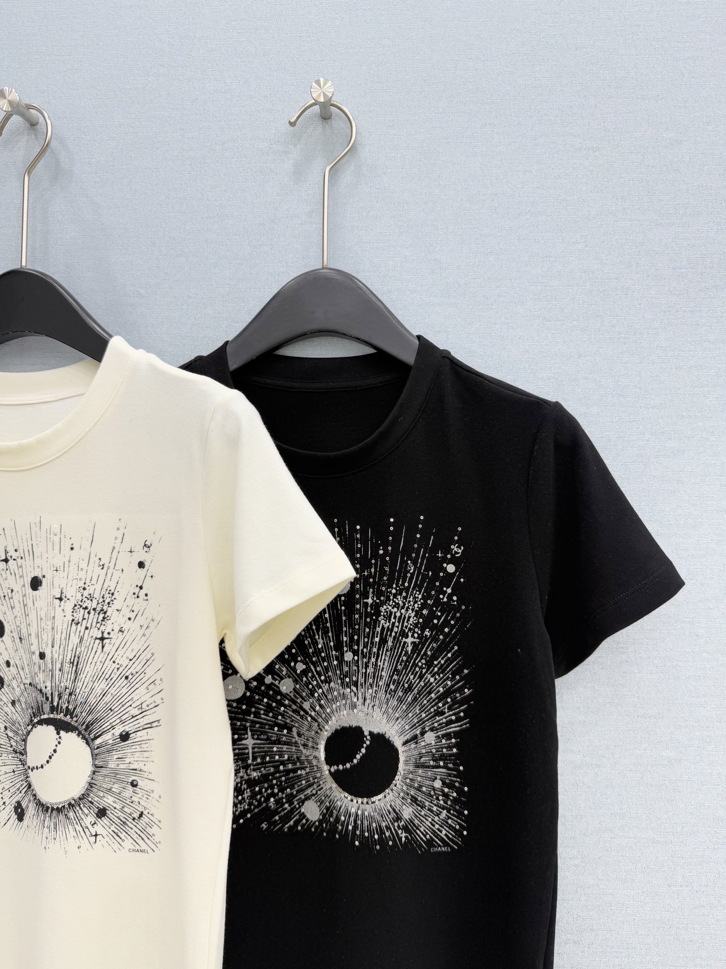 🛒𝐍𝐄𝐖 · 𝟐𝟎𝟐6/爆款现货原创 设计师｜26经典珠片刺绣T恤超亲肤的面料 真的泰酷辣！最新系列单品
