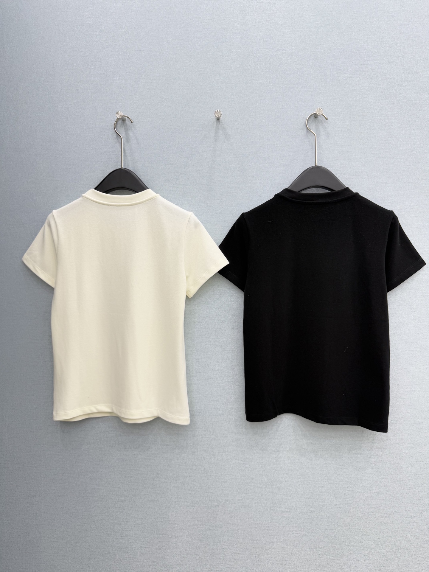 🛒𝐍𝐄𝐖 · 𝟐𝟎𝟐6/爆款现货原创 设计师｜26经典珠片刺绣T恤超亲肤的面料 真的泰酷辣！最新系列单品