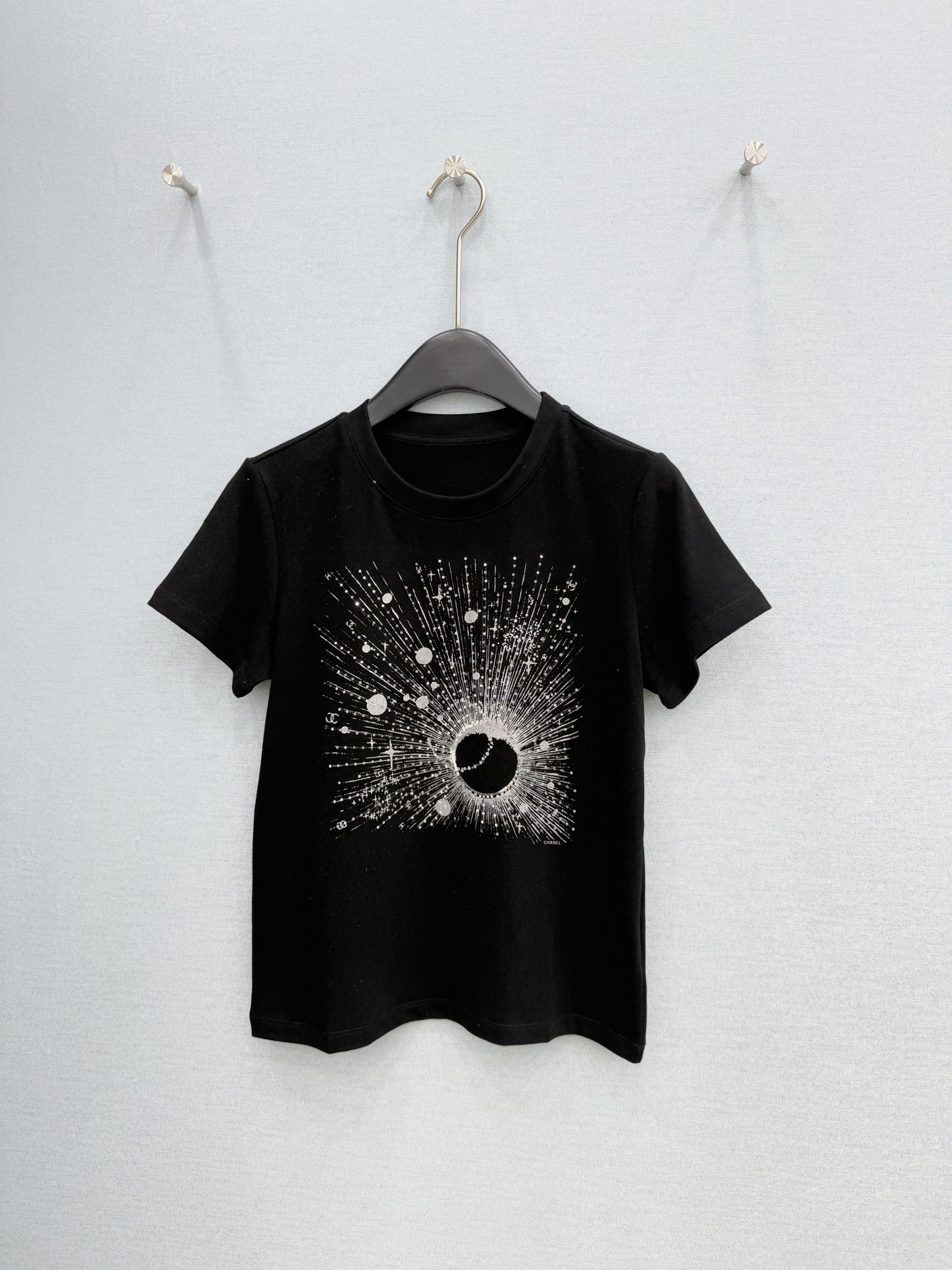 🛒𝐍𝐄𝐖 · 𝟐𝟎𝟐6/爆款现货原创 设计师｜26经典珠片刺绣T恤超亲肤的面料 真的泰酷辣！最新系列单品