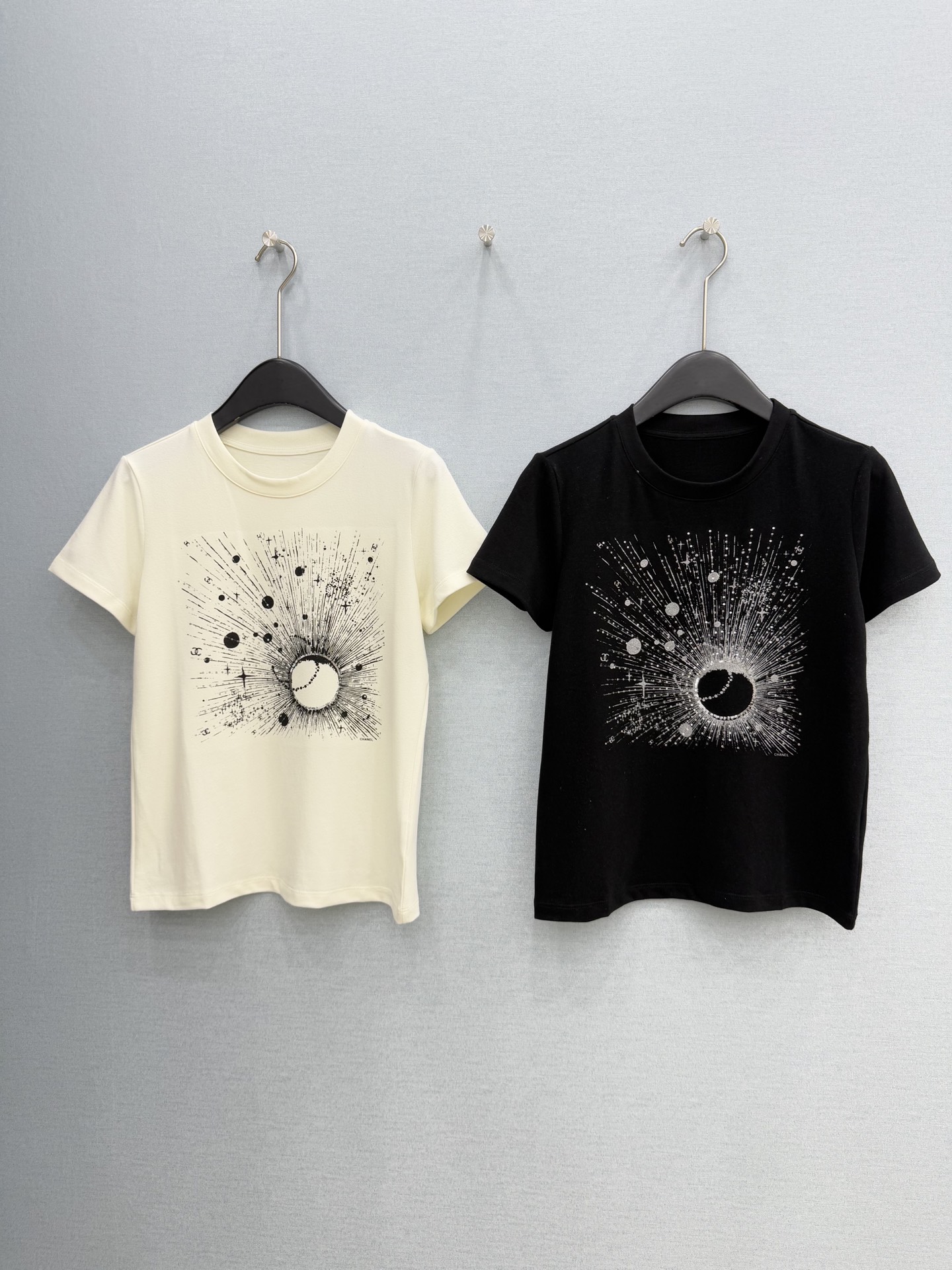 🛒𝐍𝐄𝐖 · 𝟐𝟎𝟐6/爆款现货原创 设计师｜26经典珠片刺绣T恤超亲肤的面料 真的泰酷辣！最新系列单品