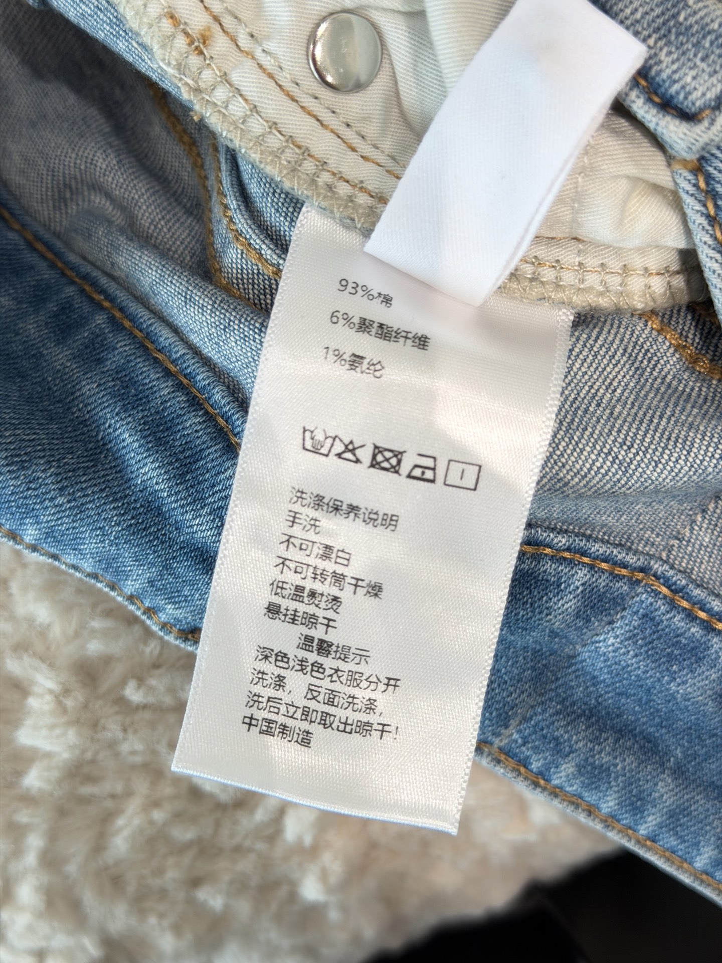 🛒𝐍𝐄𝐖 · 𝟐𝟎𝟐6/爆款现货设计师 原创｜小微喇拼接牛仔裤采用高端定制面料，牛仔穿起来非常舒适，常规
