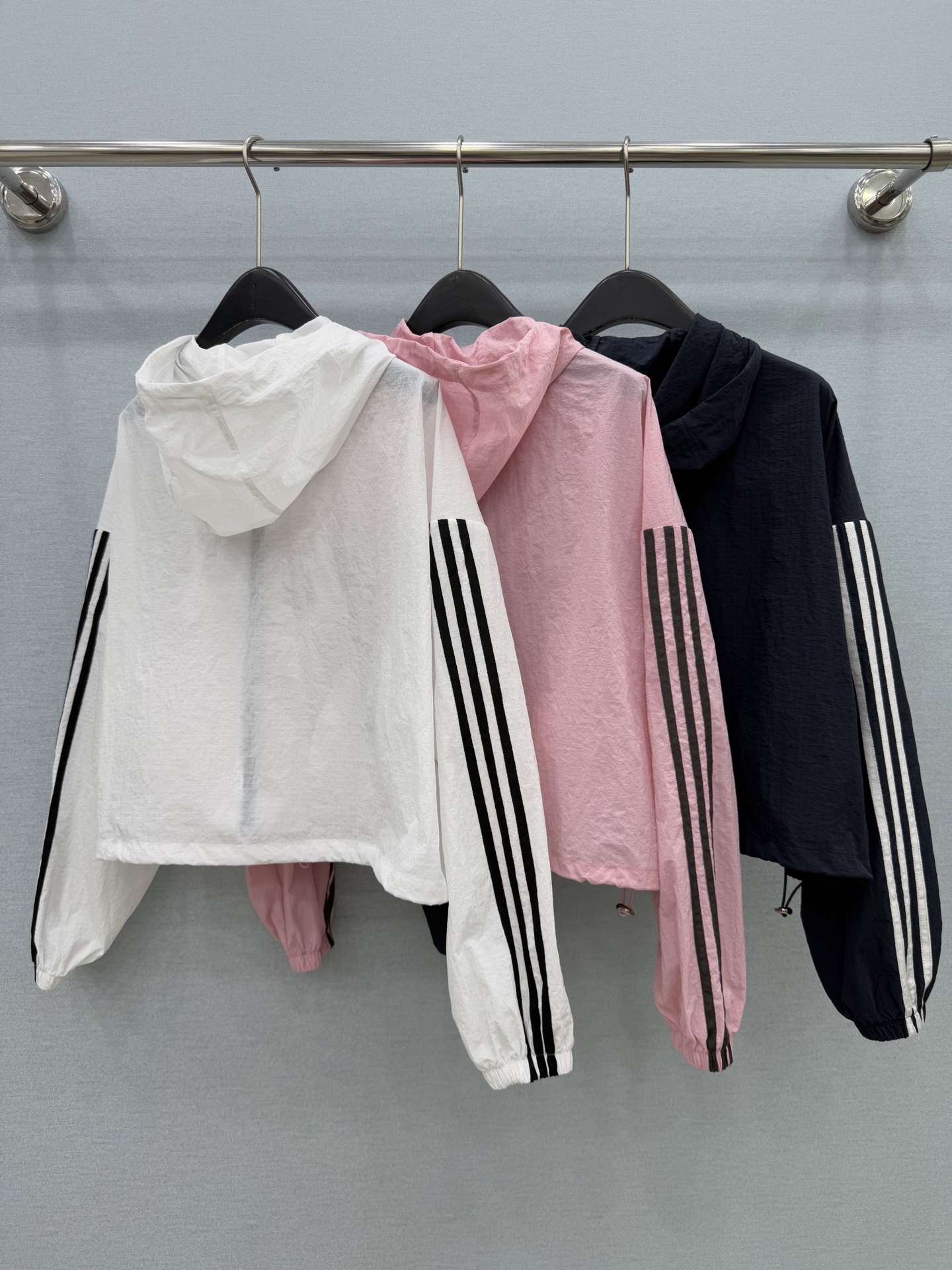 🛒𝐍𝐄𝐖 · 𝟐𝟎𝟐6/爆款现货【春夏上新】设计师｜26新品防晒套装！高端定制戴帽外套，搭配拼条裤裙极简