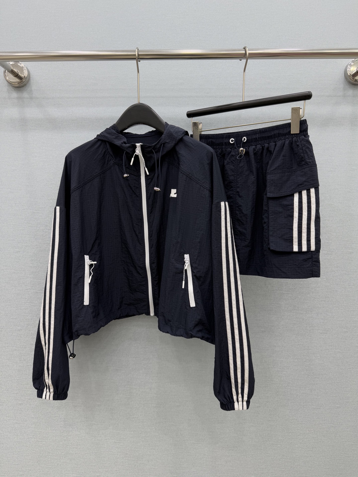 🛒𝐍𝐄𝐖 · 𝟐𝟎𝟐6/爆款现货【春夏上新】设计师｜26新品防晒套装！高端定制戴帽外套，搭配拼条裤裙极简
