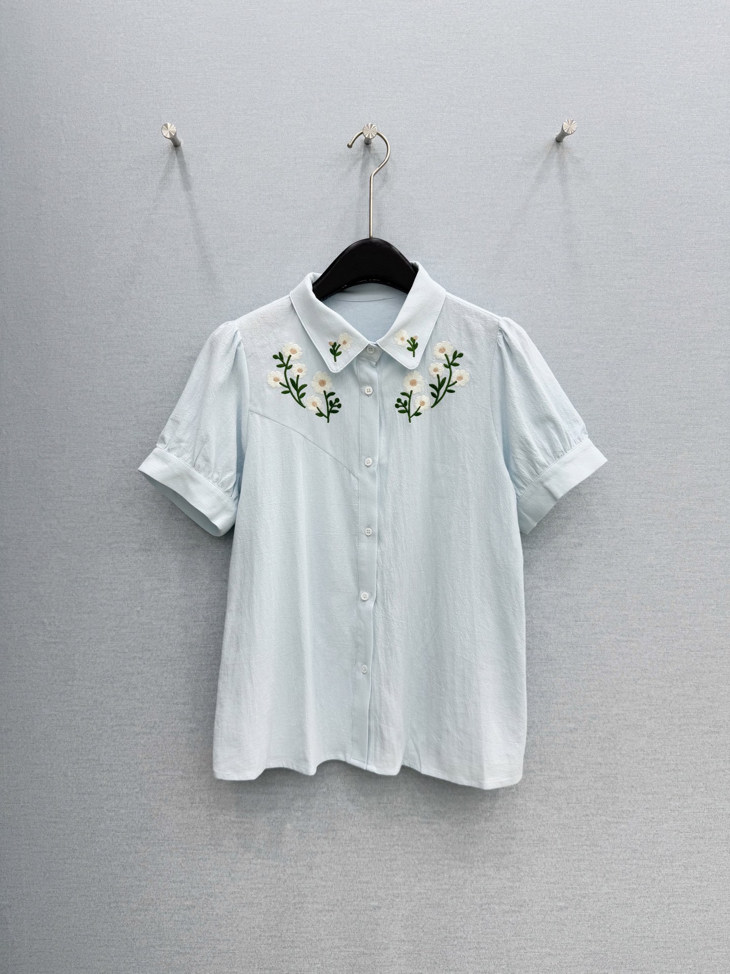 🛒𝐍𝐄𝐖 · 𝟐𝟎𝟐6/爆款现货原单品质 小众*｜2026新品翻领刺绣衬衫精致版型，高级肌理细腻 极简主